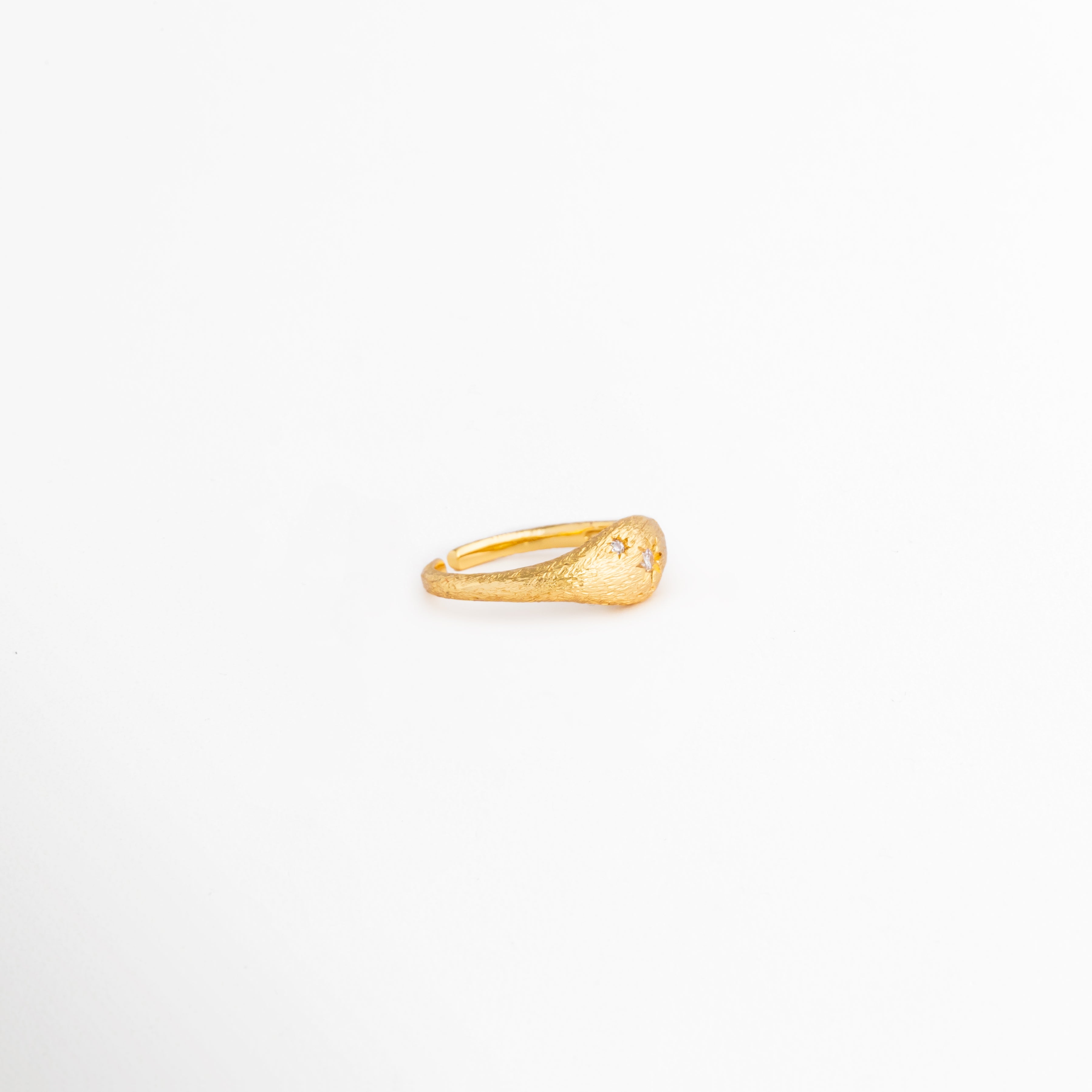 Vista lateral de anillo Golden Solaris ajustable, Perfil de anillo dorado con diseño abierto y contemporáneo., Detalle lateral de anillo con acabado metálico brillante, Anillo ajustable con zirconia y estilo versátil, Vista lateral de anillo elegante para cualquier ocasión.
