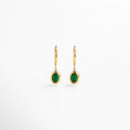 Aretes dorados con dije colgante verde, Pendientes con zirconia verde en diseño colgante, Aretes pequeños dorados con piedra verde brillante, Diseño elegante y fresco de aretes en tono verde