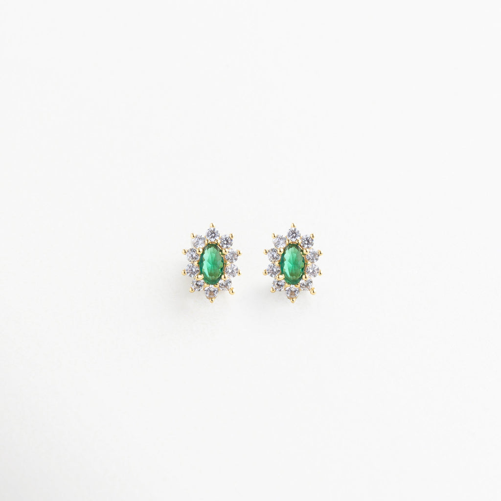 Pendientes tipo broquel en forma de flor con piedra esmeralda, Par de aretes florales con centro verde brillante, Aretes pequeños con diseño de flor y zirconias, Pendientes delicados con forma de flor y piedra central
