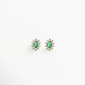Pendientes tipo broquel en forma de flor con piedra esmeralda, Par de aretes florales con centro verde brillante, Aretes pequeños con diseño de flor y zirconias, Pendientes delicados con forma de flor y piedra central