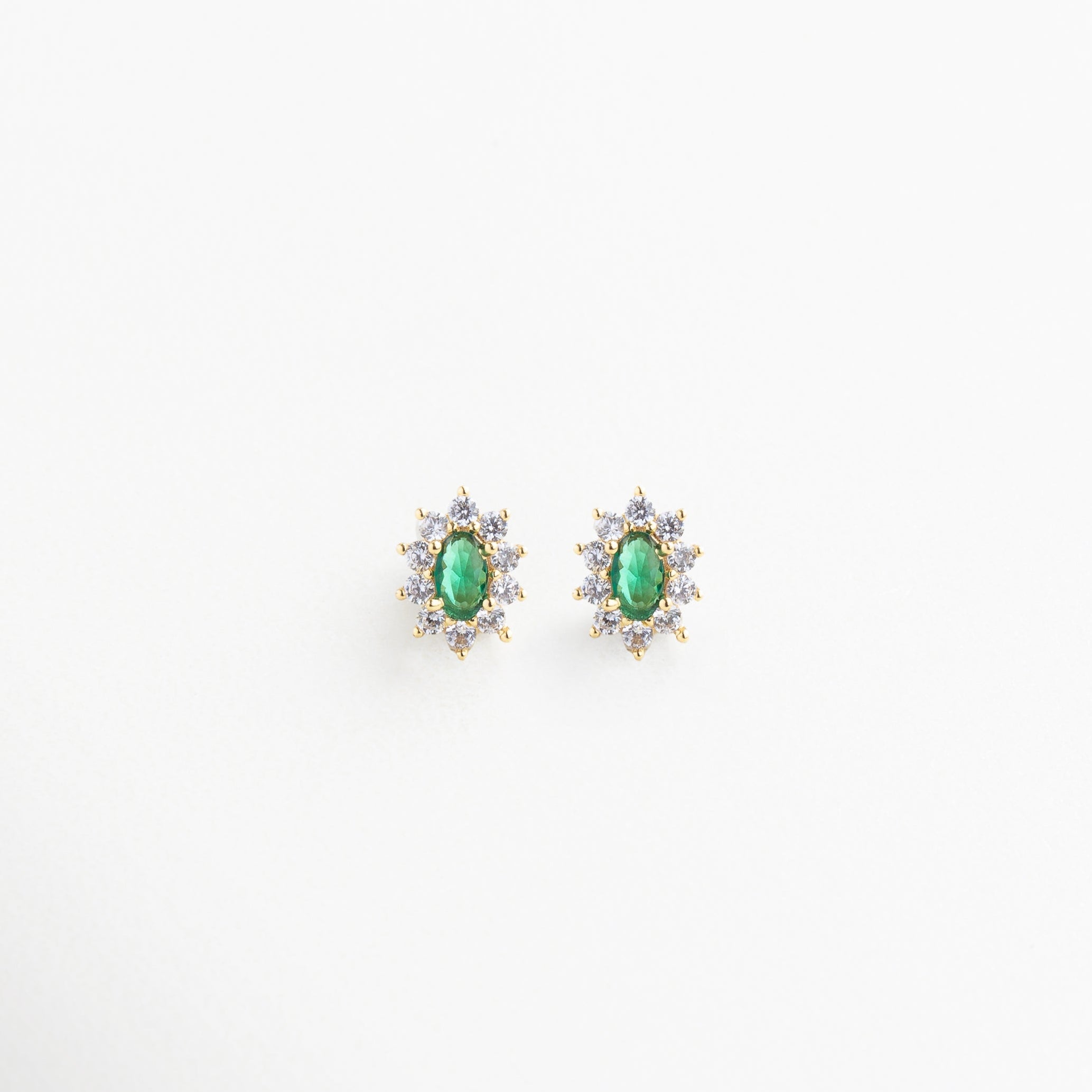 Pendientes tipo broquel en forma de flor con piedra esmeralda, Par de aretes florales con centro verde brillante, Aretes pequeños con diseño de flor y zirconias, Pendientes delicados con forma de flor y piedra central