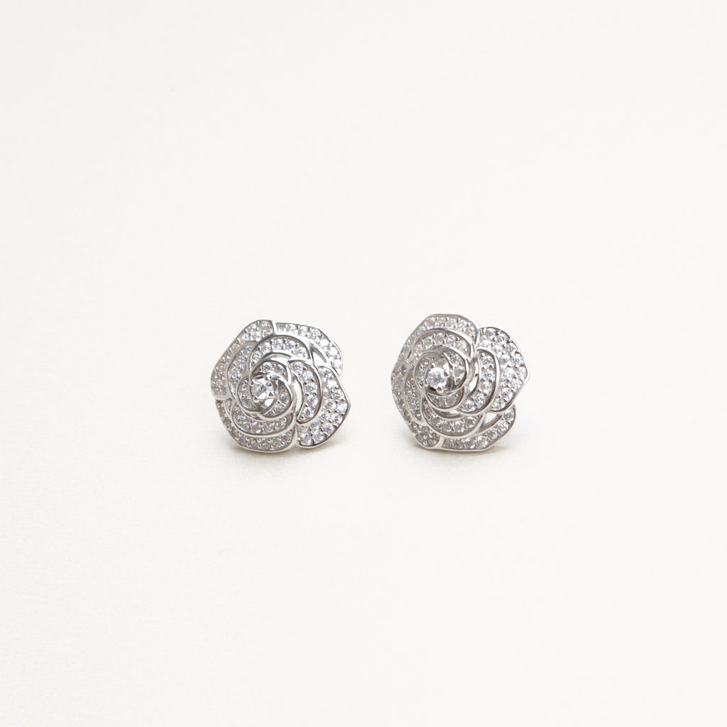 vista de perfil de aretes con incrustaciones de zirconias, material base de plata 925, aretes de plata 925 con incrustaciones 