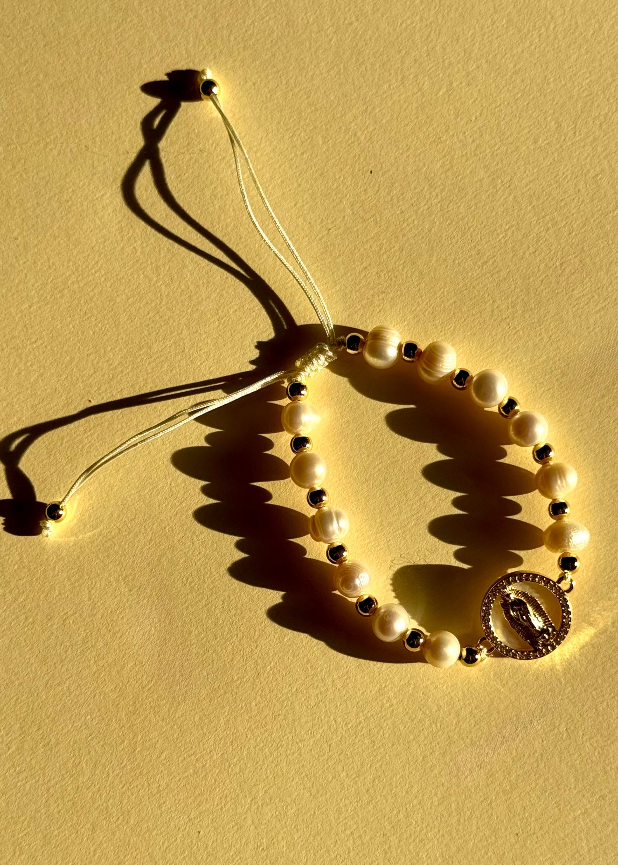 Pulsera Virgen con perlas