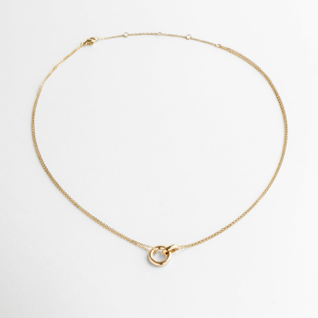Collar de 42+5 cm con dije circular pulido en dorado, Proporción del colgante redondo sobre doble cadena, Joya ligera y moderna con extensión ajustable, Collar versátil de longitud media con diseño simple y chic