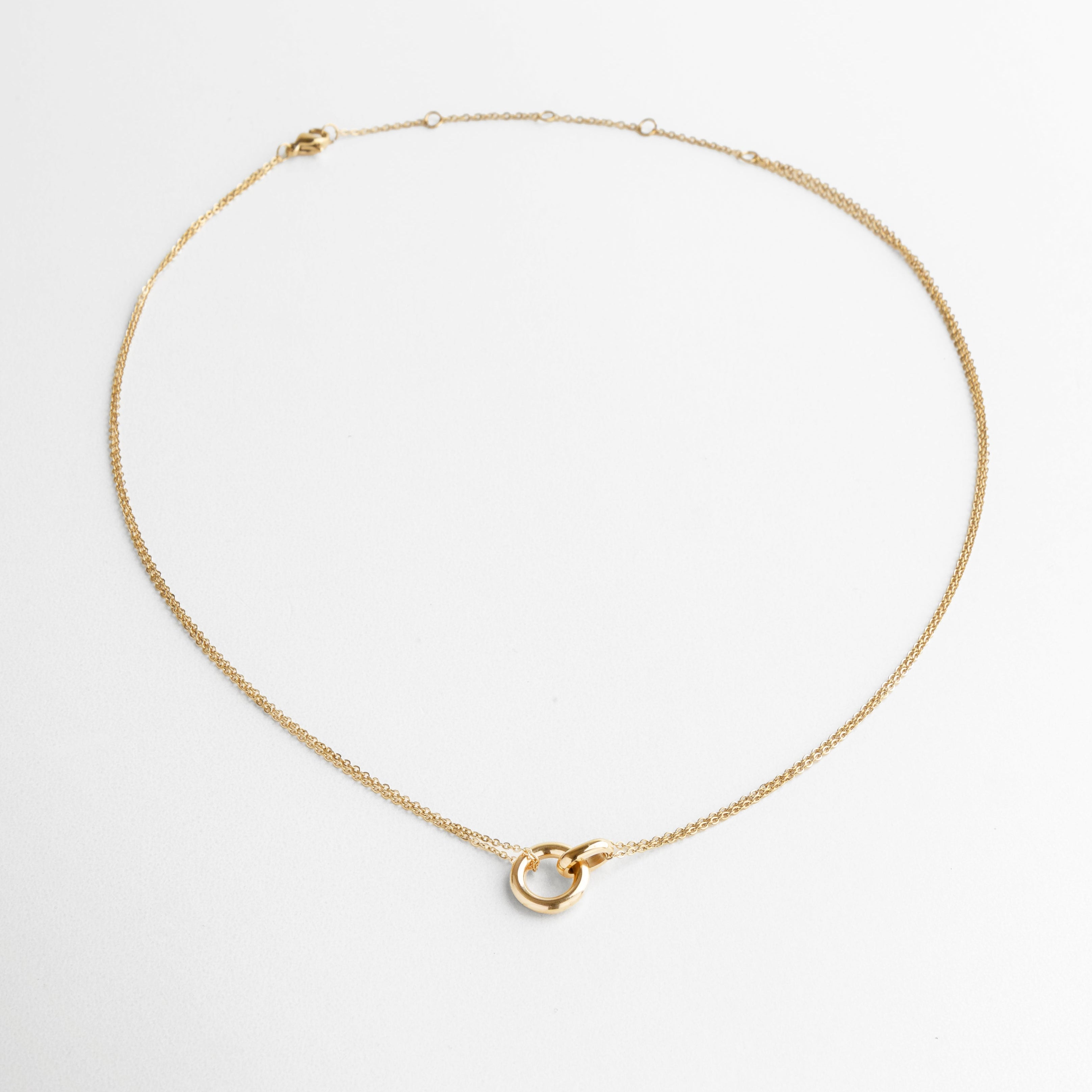 Collar de 42+5 cm con dije circular pulido en dorado, Proporción del colgante redondo sobre doble cadena, Joya ligera y moderna con extensión ajustable, Collar versátil de longitud media con diseño simple y chic