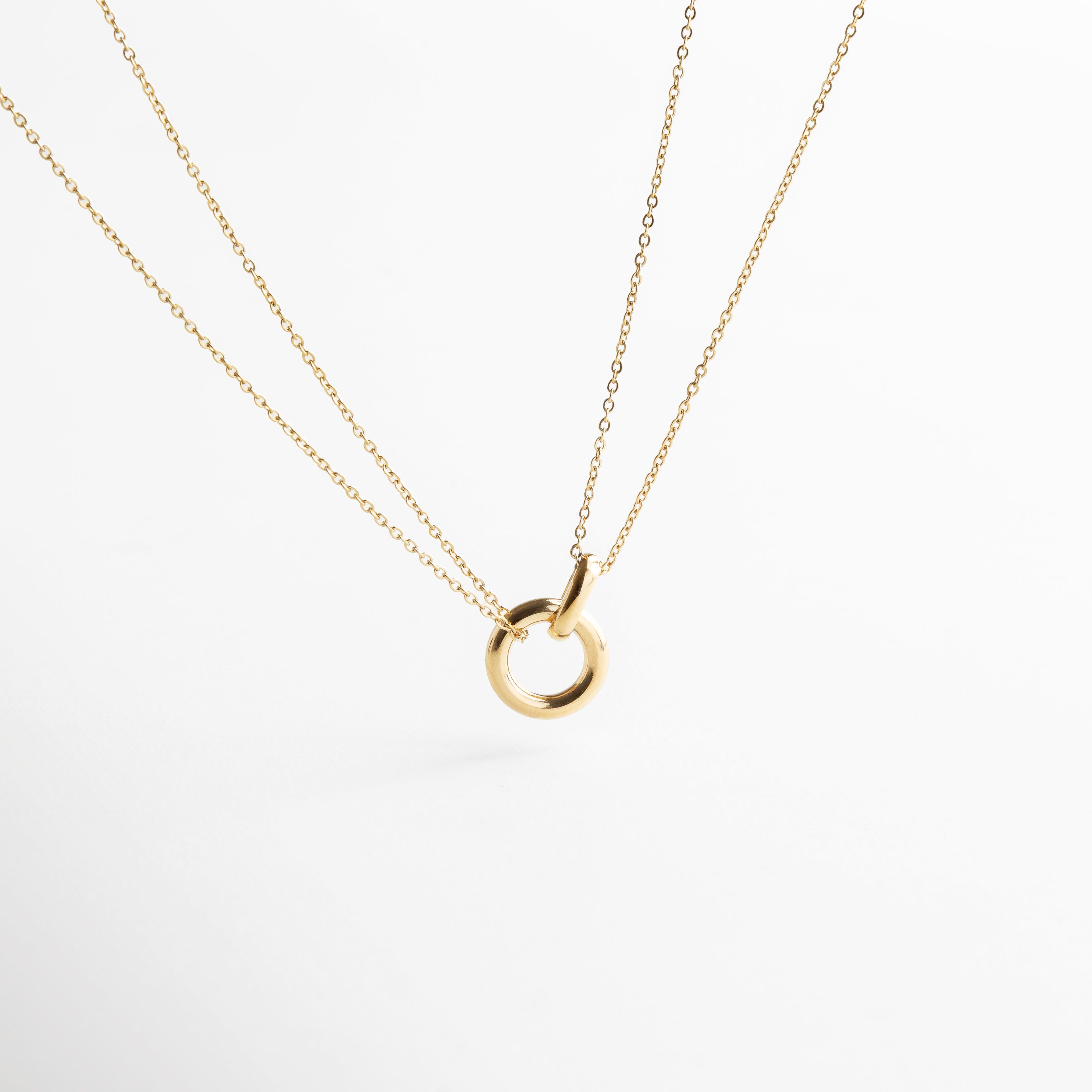 Collar dorado con doble cadena y dije circular pulido, Joya moderna con dos cadenas y colgante redondo brillante, Collar minimalista en acero inoxidable con diseño contemporáneo, Accesorio dorado con colgante espejo en estilo elegante y versátil