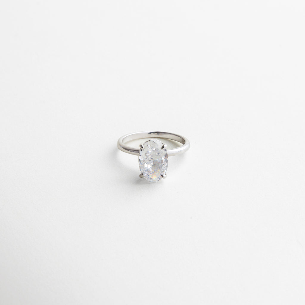 piedra ovalada facetada que refleja la luz, engaste clásico y seguro, brillo intenso y limpio, acabado pulido en plata ley 925, diseño que realza la forma de la gema