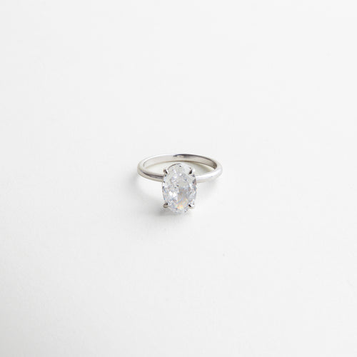 piedra ovalada facetada que refleja la luz, engaste clásico y seguro, brillo intenso y limpio, acabado pulido en plata ley 925, diseño que realza la forma de la gema