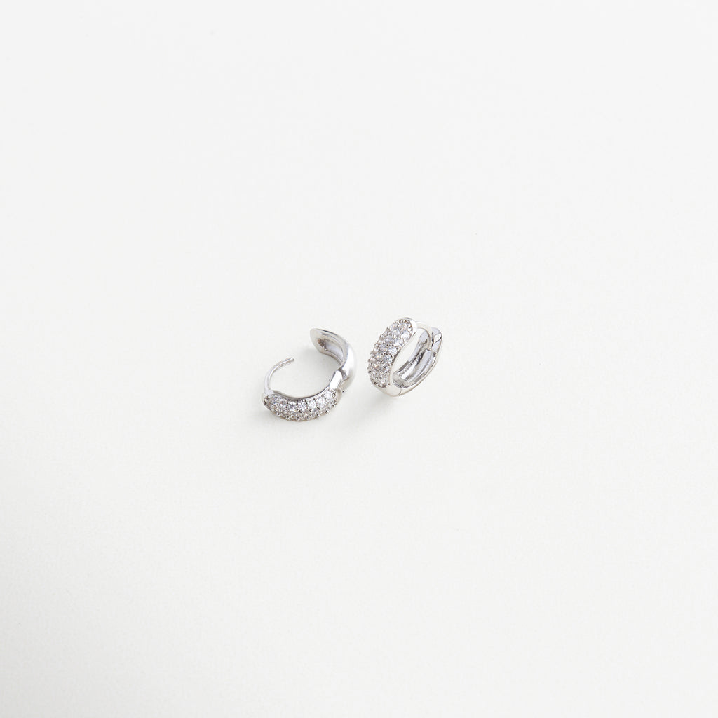 Aretes de 0.9 cm con diseño circular y brillante, Escala de mini hoops dorados con zirconias, Pendientes pequeños perfectos para el día a día, Tamaño mini con diseño sofisticado