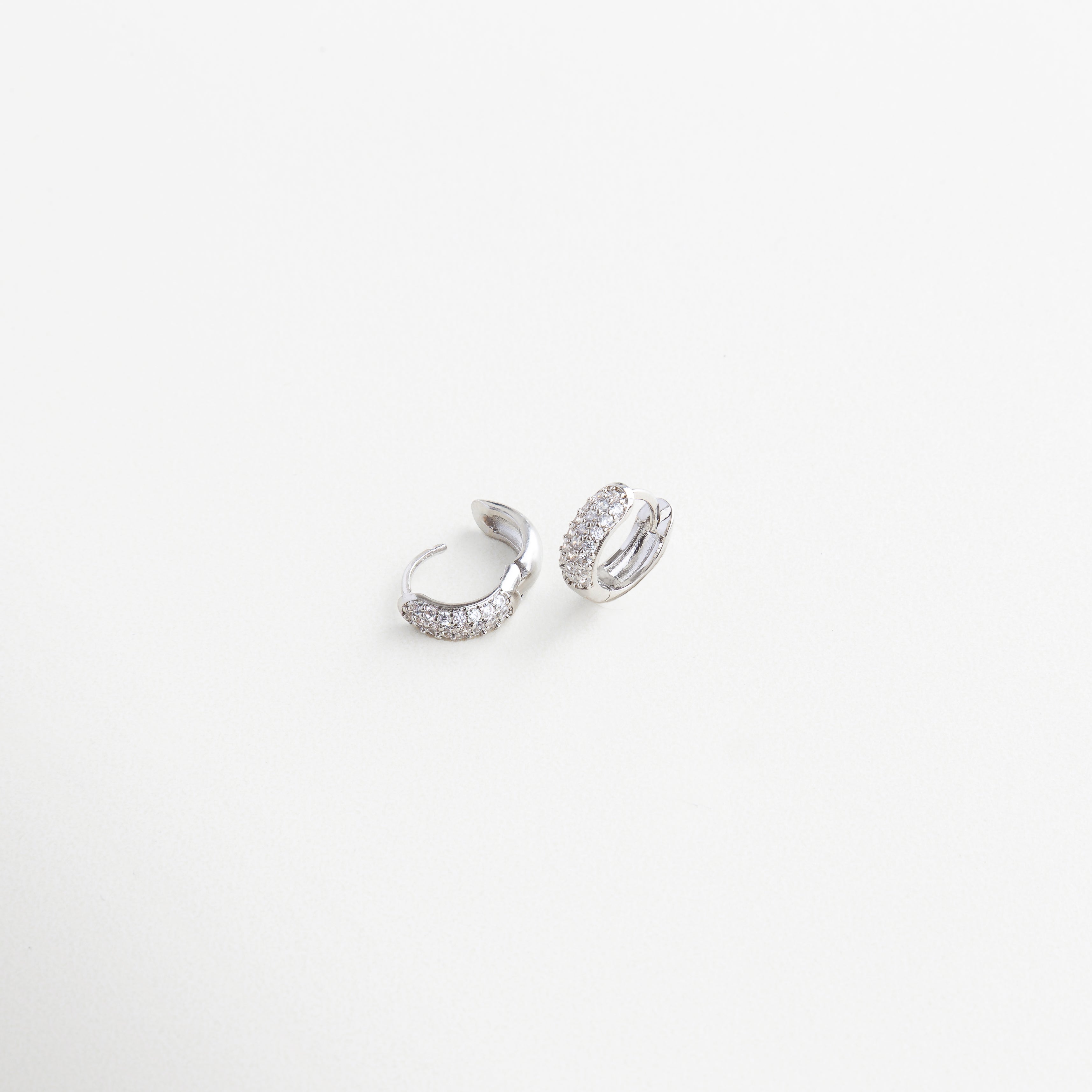 Aretes de 0.9 cm con diseño circular y brillante, Escala de mini hoops dorados con zirconias, Pendientes pequeños perfectos para el día a día, Tamaño mini con diseño sofisticado