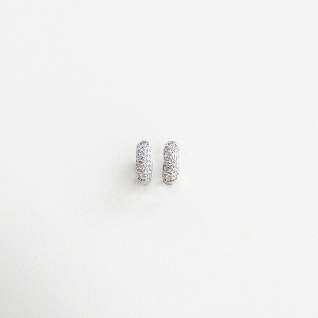 Mini arracadas doradas con zirconias, Aretes tipo hoop pequeños con incrustaciones brillantes Par de aros mini con diseño minimalista y zirconias, Aretes circulares pequeños en chapa de oro 18K