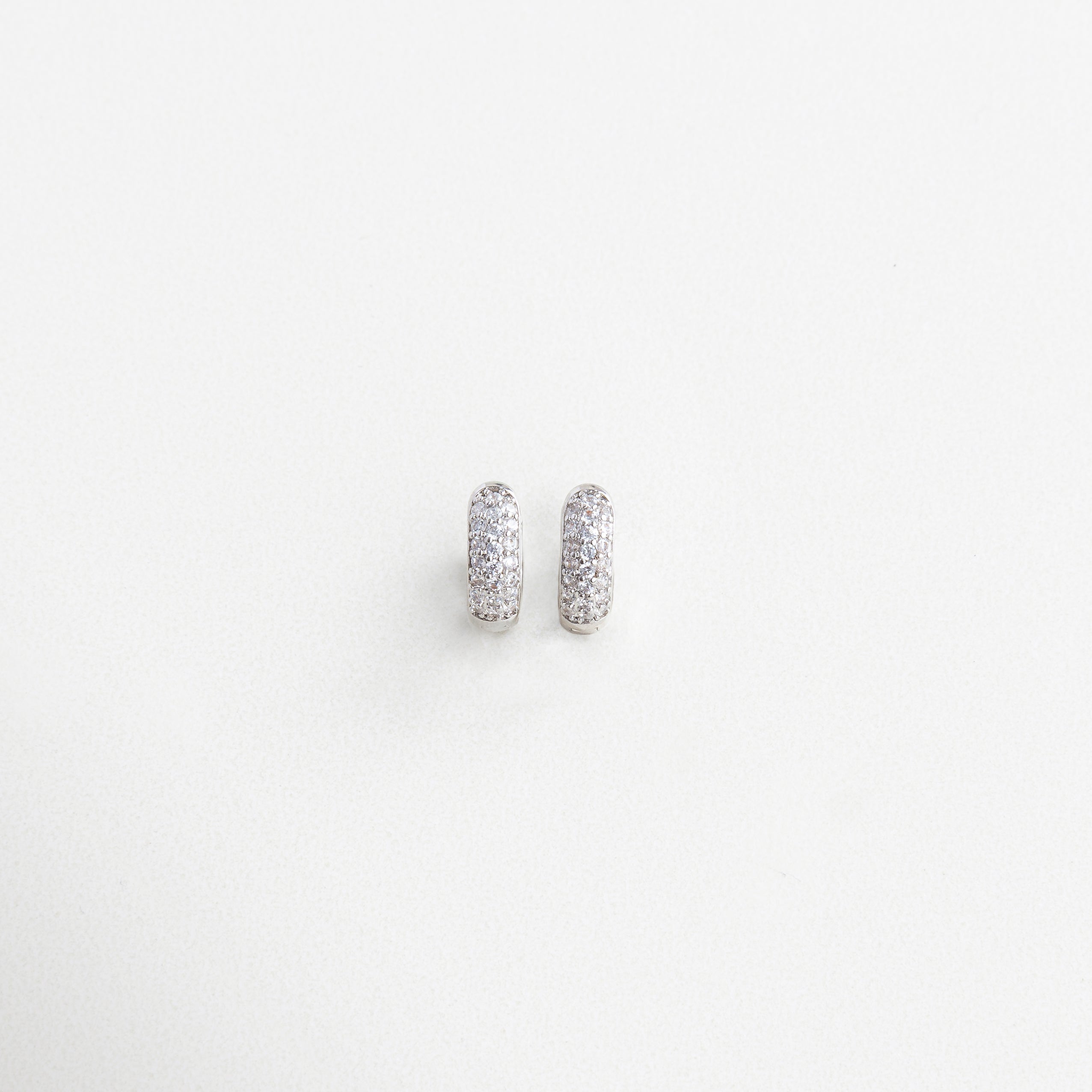 Mini arracadas doradas con zirconias, Aretes tipo hoop pequeños con incrustaciones brillantes Par de aros mini con diseño minimalista y zirconias, Aretes circulares pequeños en chapa de oro 18K