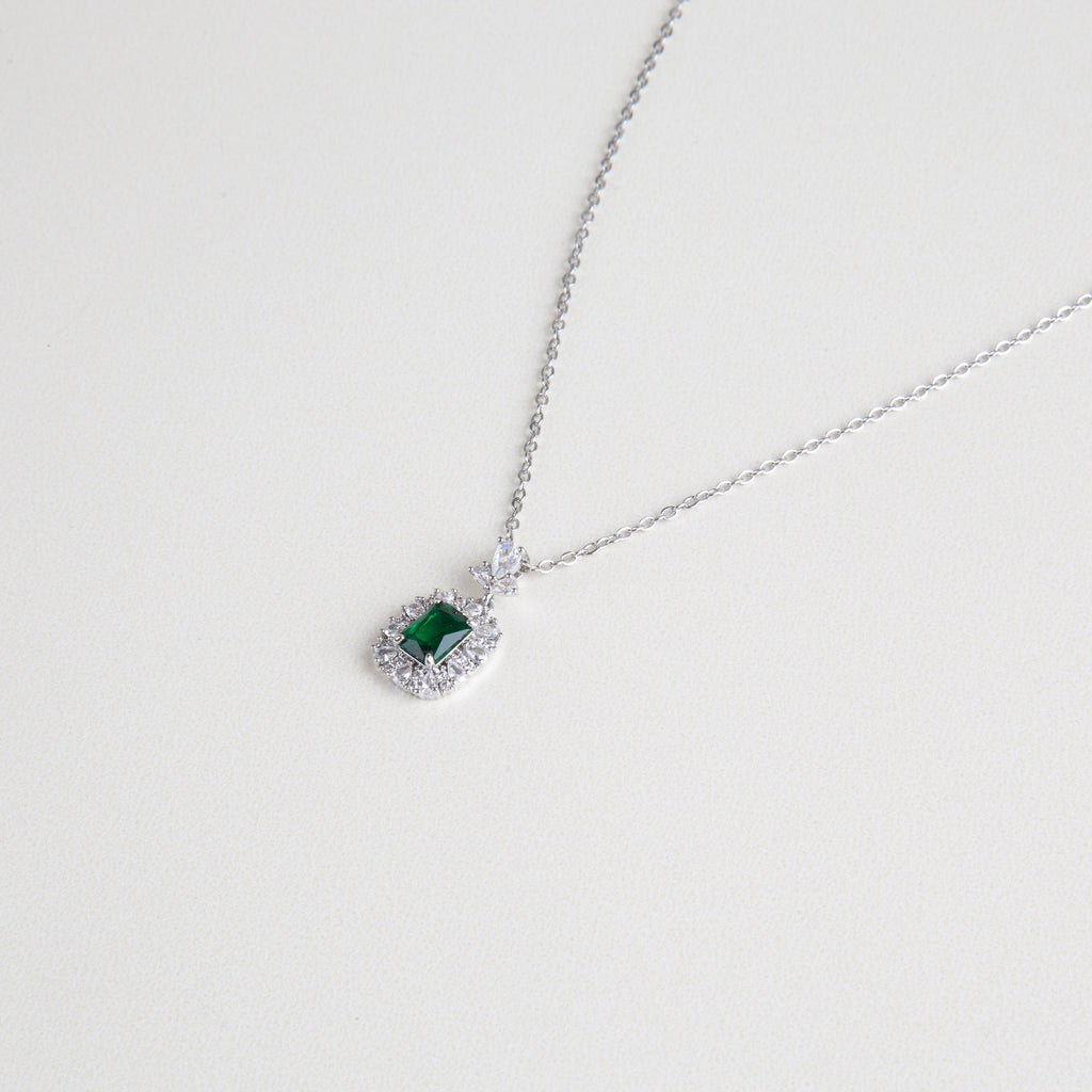 collar elegante con piedra cuadrada, joyería tipo esmeralda en tono plateado, conjunto de joyas para ocasiones especiales




