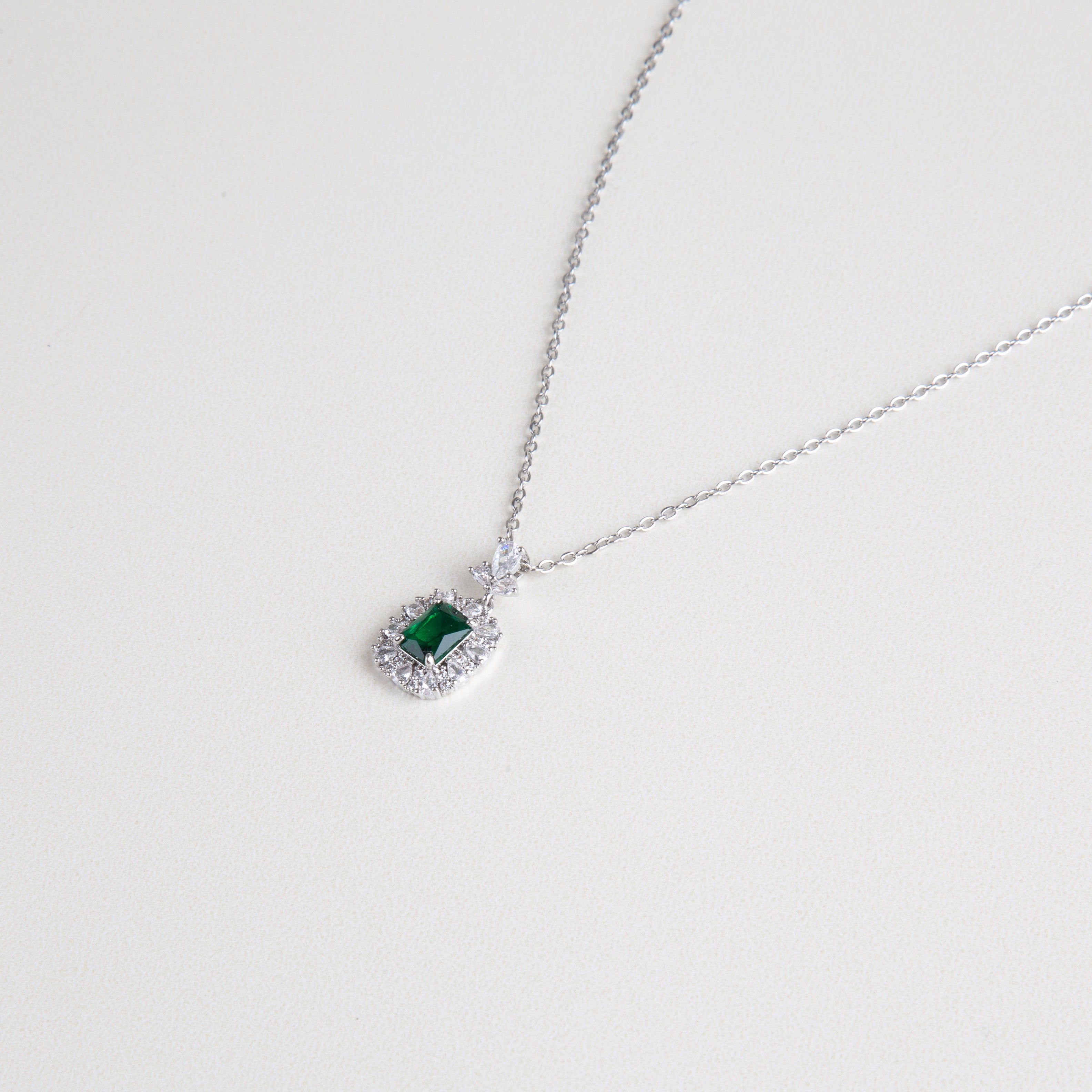 collar elegante con piedra cuadrada, joyería tipo esmeralda en tono plateado, conjunto de joyas para ocasiones especiales



