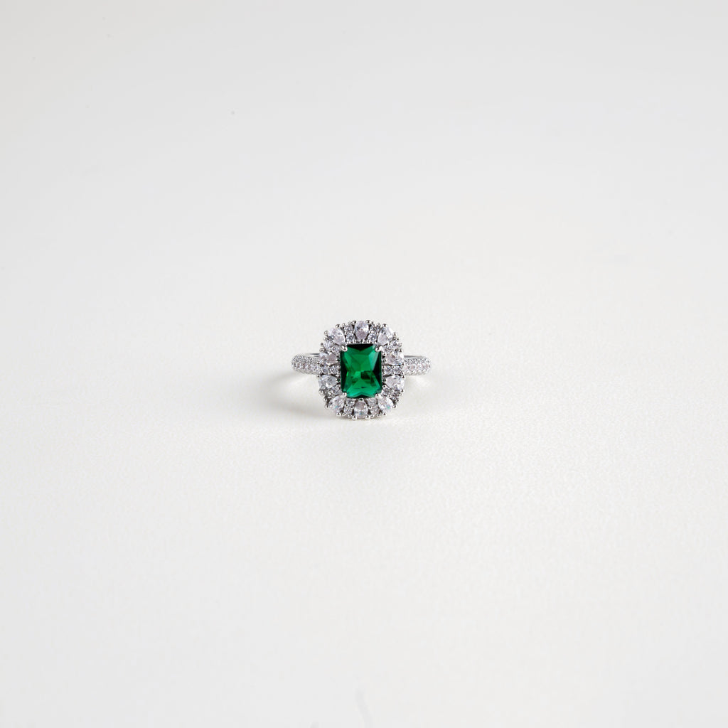 anillo y aretes con piedra verde, joyería tipo esmeralda en tono plateado, conjunto de bisutería con anillo