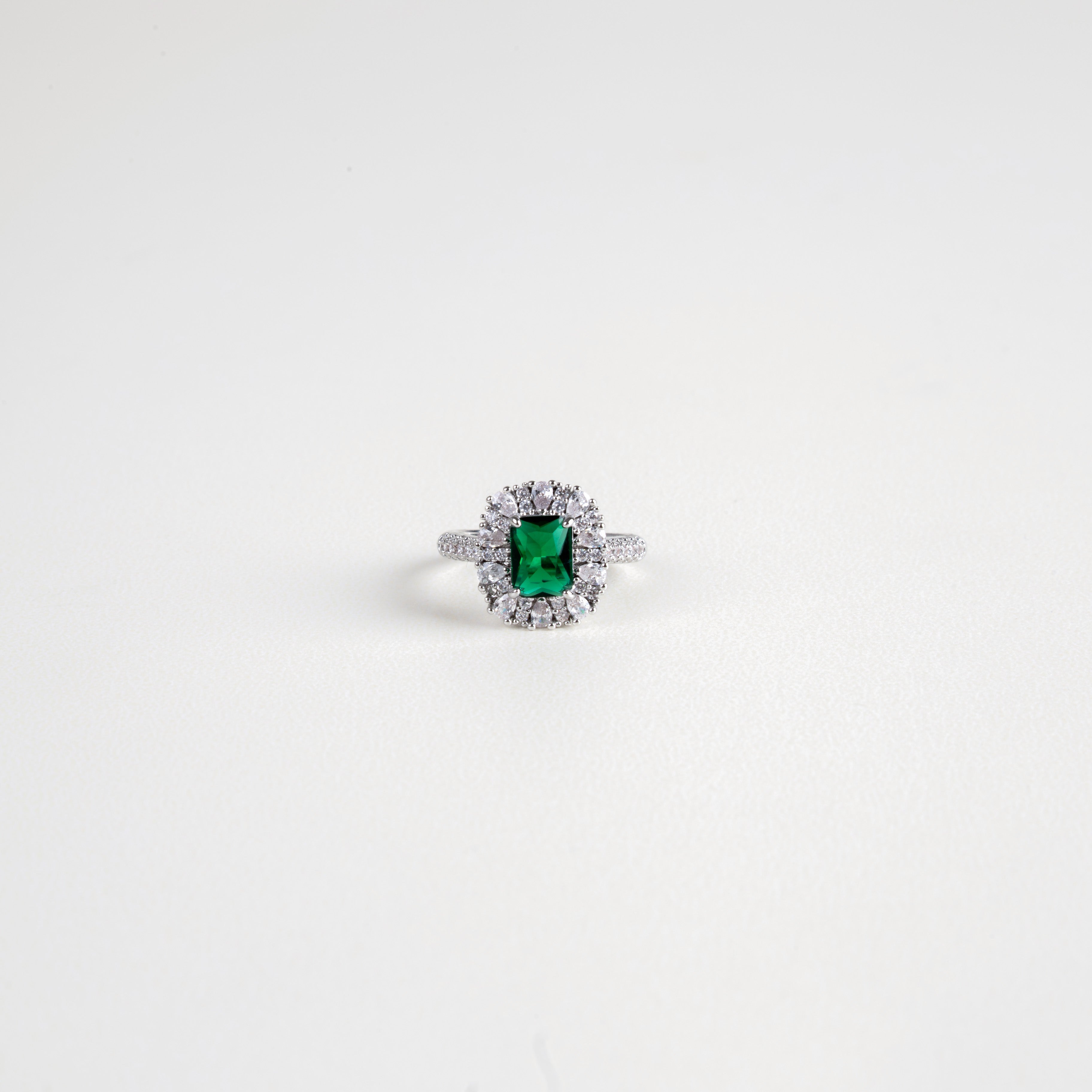 anillo y aretes con piedra verde, joyería tipo esmeralda en tono plateado, conjunto de bisutería con anillo