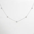 collar con dijes de estrellas pavé y cadena delgada, collar estrellado de plata con incrustaciones de zirconias, diseño celestial con charms de estrellas brillantes, collar inspirado en el cosmos con acabado en oro blanco, joya delicada con detalles de estrellas luminosas