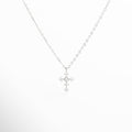 Collar Cruz Sagrada plateada visto de frente, con dije en forma de cruz adornado con zirconias brillantes. Vista frontal del collar en plata 925, con diseño delicado de cruz y brillo sutil en las piedras incrustadas. Primer plano del dije en forma de cruz, con detalles finos y acabado pulido que refleja luz suave. Collar con cruz plateada y zirconias visto de frente, símbolo elegante y significativo para uso diario. Collar con dije de cruz delicado, resaltando la textura brillante y diseño e