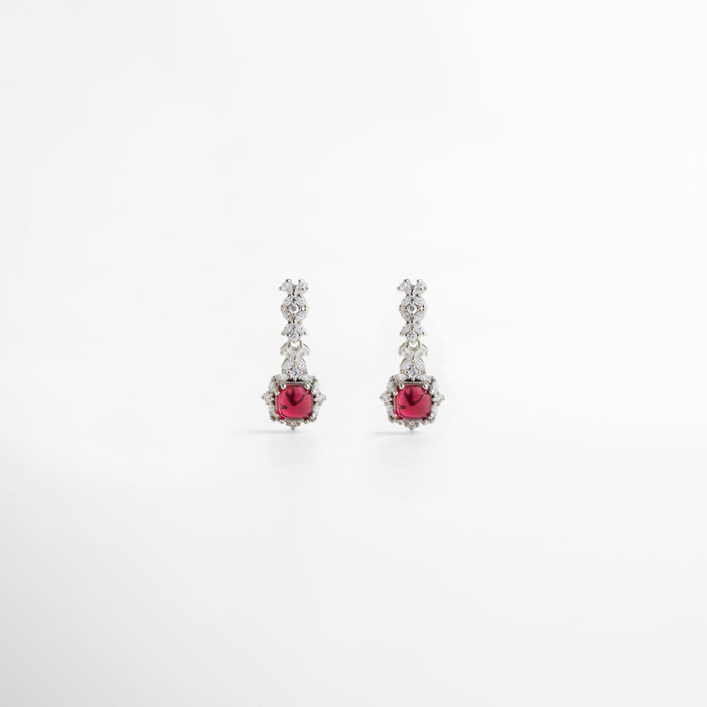 aretes plateados elegantes con piedra rubí cuadrada, diseño sofisticado y ornamental, joyería de lujo para ocasiones especiales, aretes largos que estilizan el rostro, accesorio ideal para elevar cualquier look
