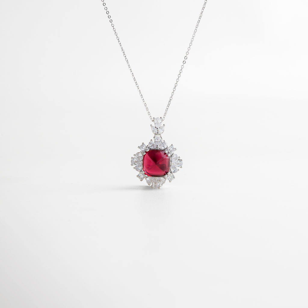 collar plateado con dije central de zirconia rubí, diseño elegante y sofisticado, joyería de lujo para ocasiones especiales, collar con destellos de zirconias brillantes, accesorio perfecto para realzar el escote