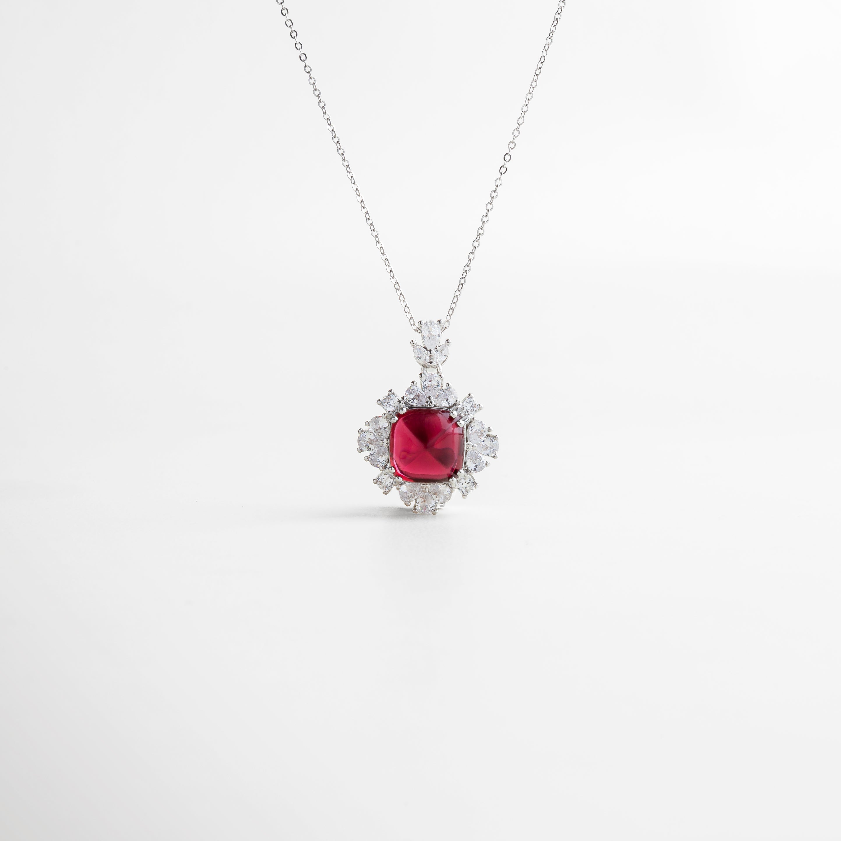 collar plateado con dije central de zirconia rubí, diseño elegante y sofisticado, joyería de lujo para ocasiones especiales, collar con destellos de zirconias brillantes, accesorio perfecto para realzar el escote