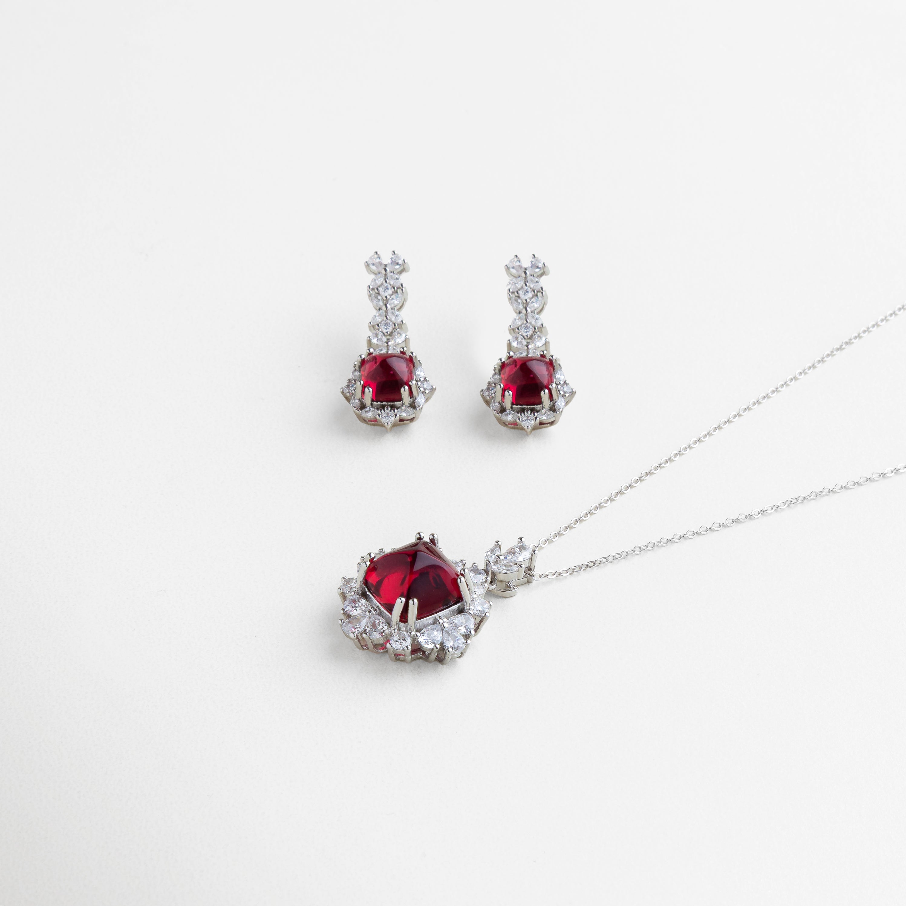 longitud total de 3 cm y ancho de 1 cm, tamaño ideal para un look sofisticado, aretes ligeros y cómodos de llevar, proporciones equilibradas para enmarcar el rostro, joya versátil para combinar con otros accesorios