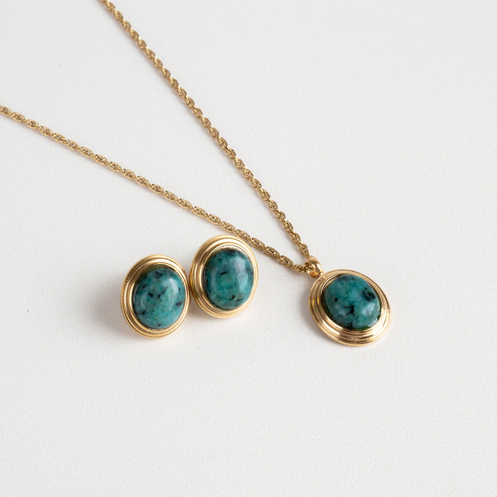 collar con aretes antiguos color verde, collar con piedra mineral de serpentina, collar y aretes con borde dorado 