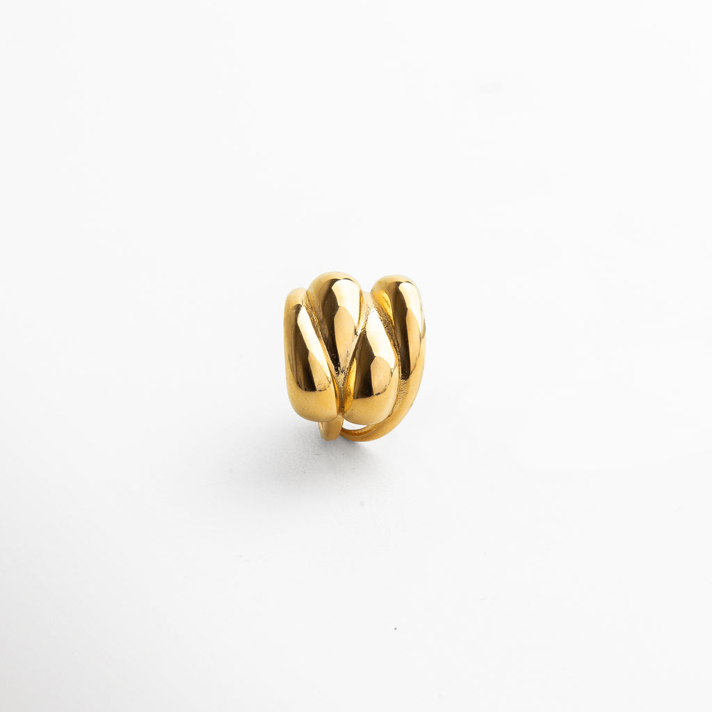 acabado pulido espejo en oro 18K, superficie lisa y brillante que refleja la luz, estructura sólida en acero inoxidable resistente, contorno perfectamente redondeado del aro, detalle de grosor uniforme para un look elegante
