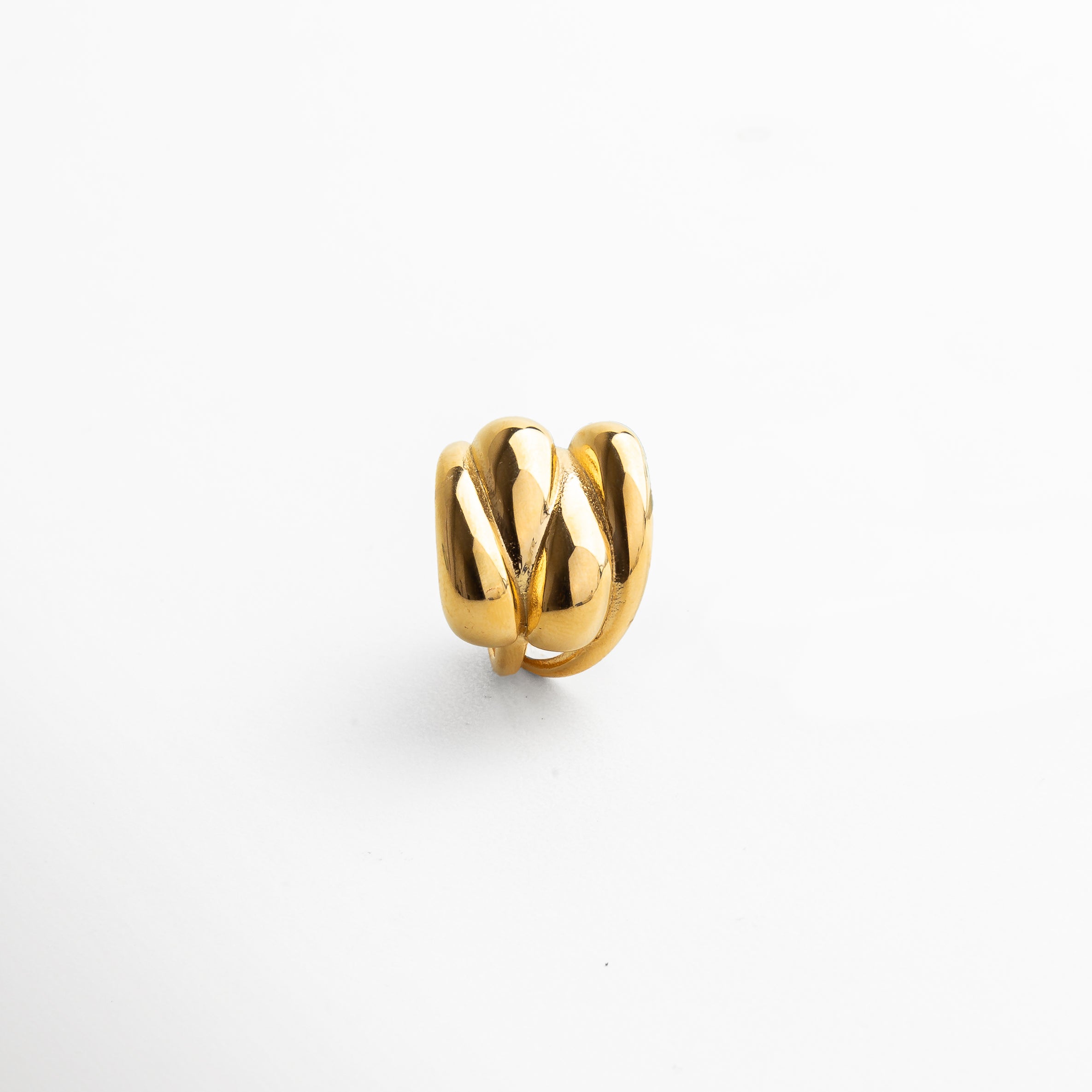 acabado pulido espejo en oro 18K, superficie lisa y brillante que refleja la luz, estructura sólida en acero inoxidable resistente, contorno perfectamente redondeado del aro, detalle de grosor uniforme para un look elegante