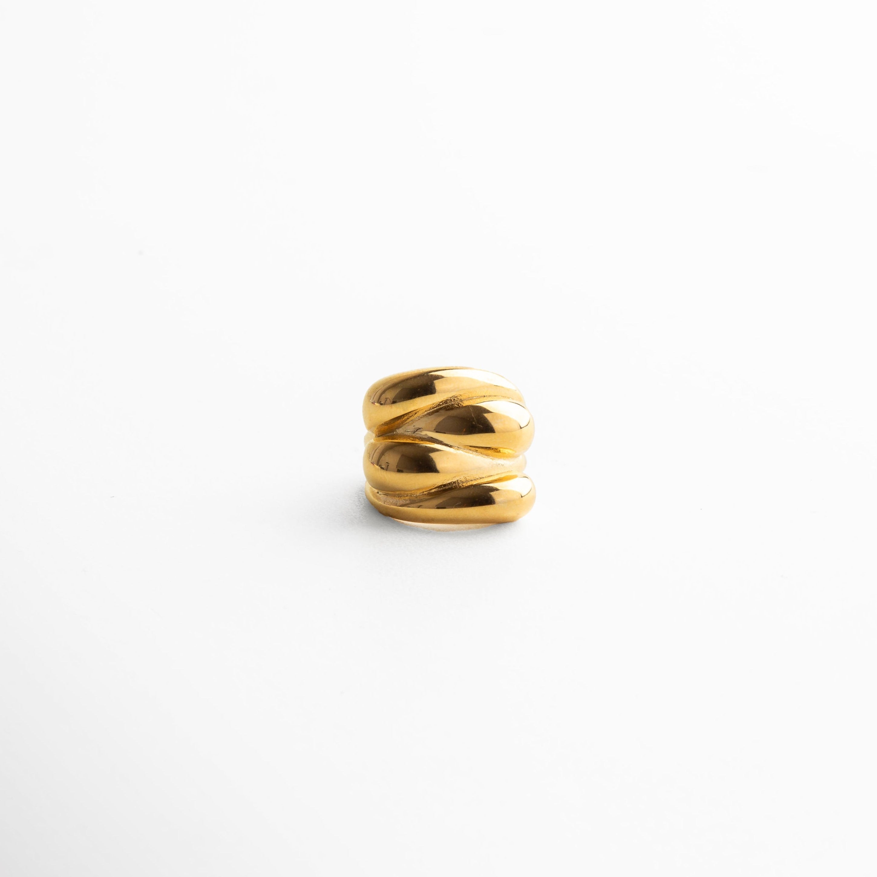 aretes dorados de aro grueso en acero inoxidable, pendientes circulares con baño de oro 18K pulido, diseño moderno y atemporal en tono dorado, aros elegantes de tamaño mediano, joya dorada versátil para uso diario o formal