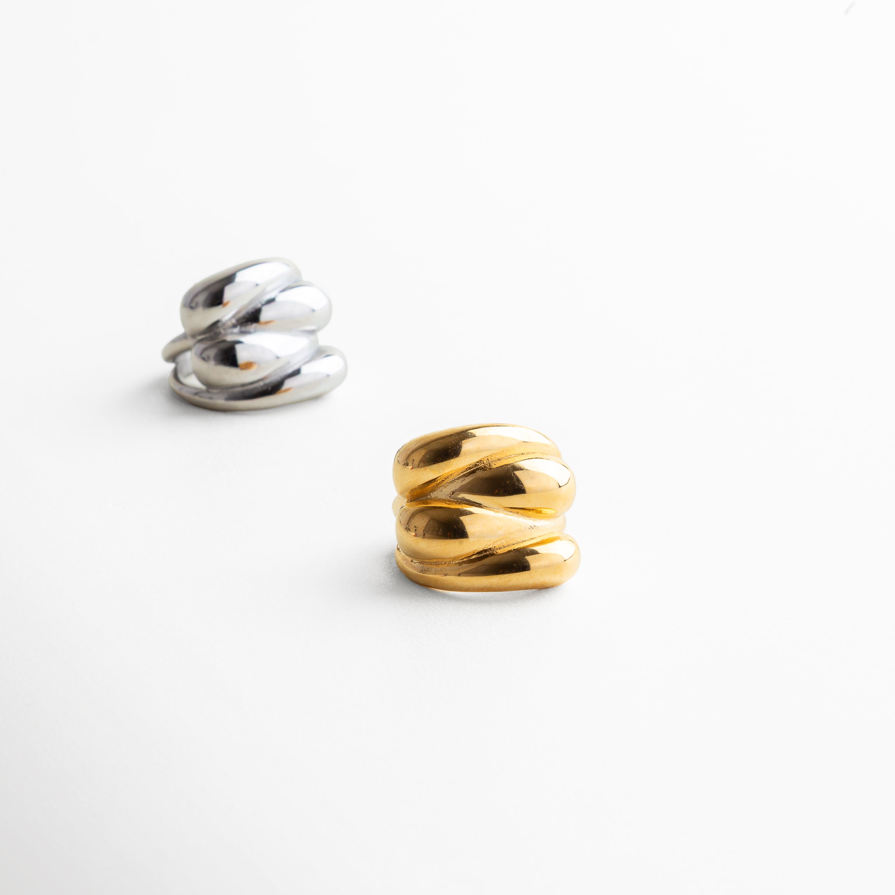 aretes de aro con diámetro interno de 1.8 cm y ancho de 2.0 cm, tamaño mediano ideal para resaltar el rostro, proporción perfecta para uso diario o de noche, diseño compacto pero llamativo, aros que equilibran elegancia y modernidad