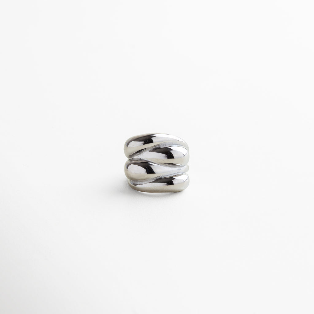 aretes plateados de aro grueso en acero inoxidable, pendientes circulares con baño de plata pulida, diseño moderno y atemporal en tono plateado, aros elegantes de tamaño mediano, joya plateada versátil para uso diario o formal
