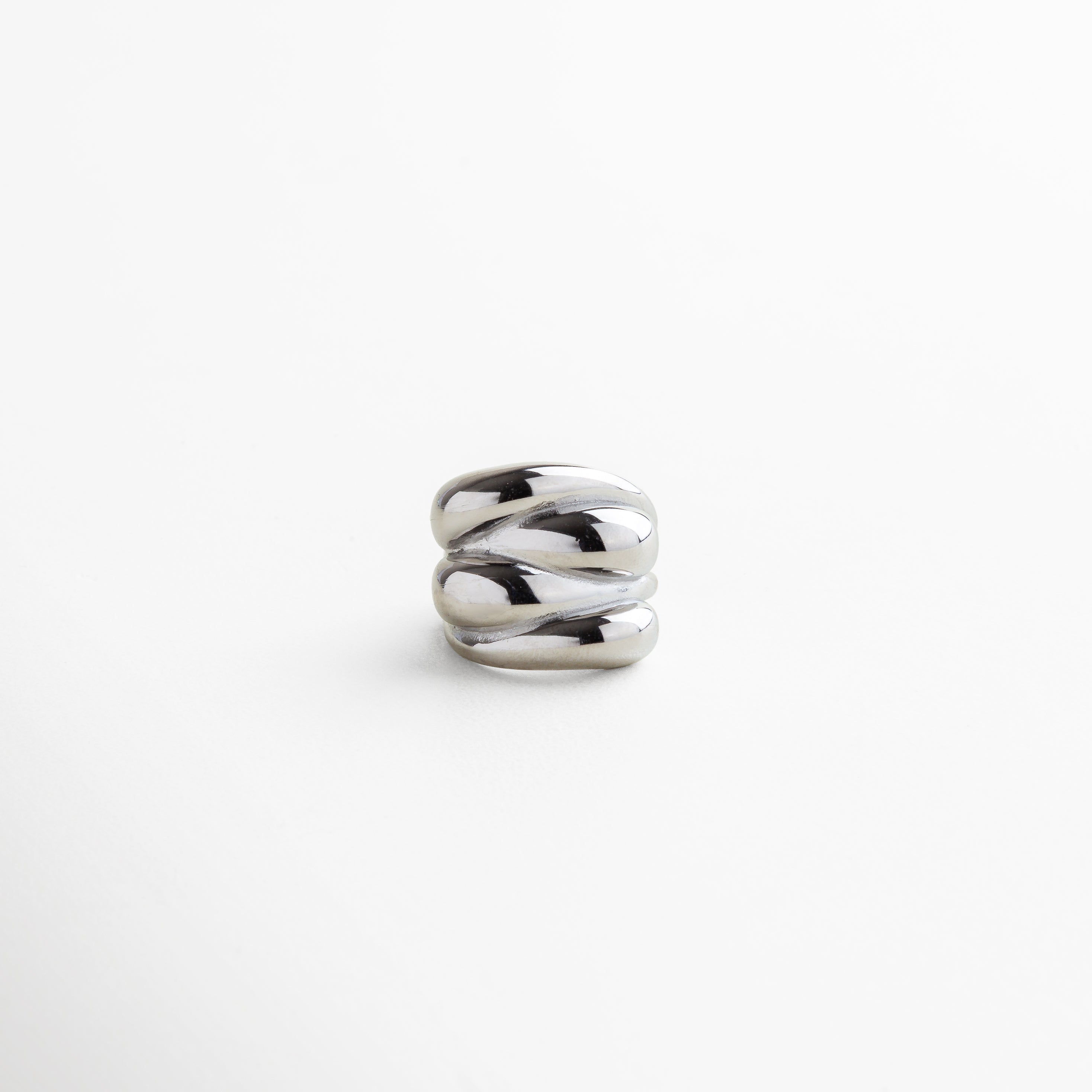 aretes plateados de aro grueso en acero inoxidable, pendientes circulares con baño de plata pulida, diseño moderno y atemporal en tono plateado, aros elegantes de tamaño mediano, joya plateada versátil para uso diario o formal
