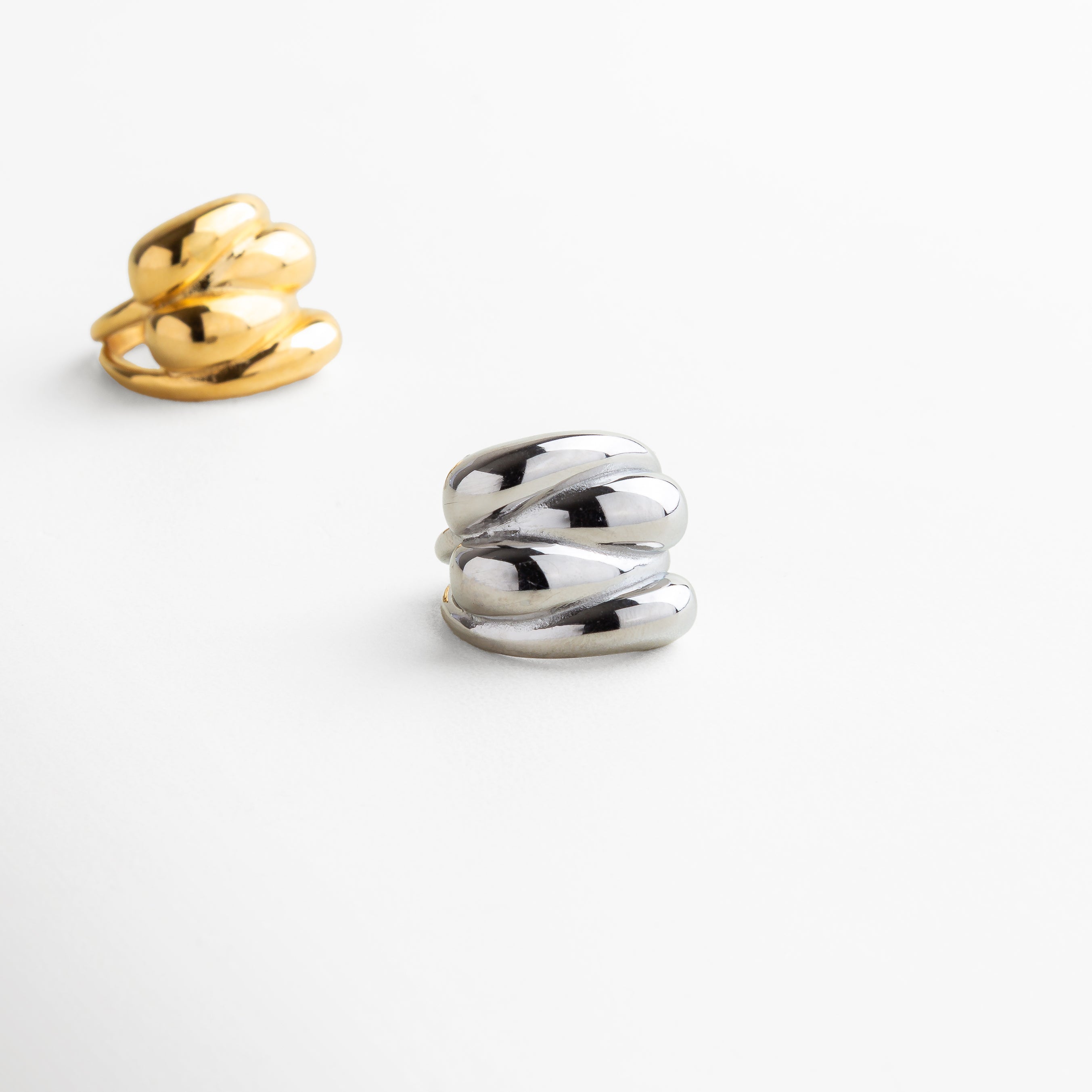 aretes de aro con diámetro interno de 1.8 cm y ancho de 2.0 cm, tamaño mediano ideal para resaltar el rostro, proporción perfecta para uso diario o de noche, diseño compacto pero llamativo, aros que equilibran elegancia y modernidad