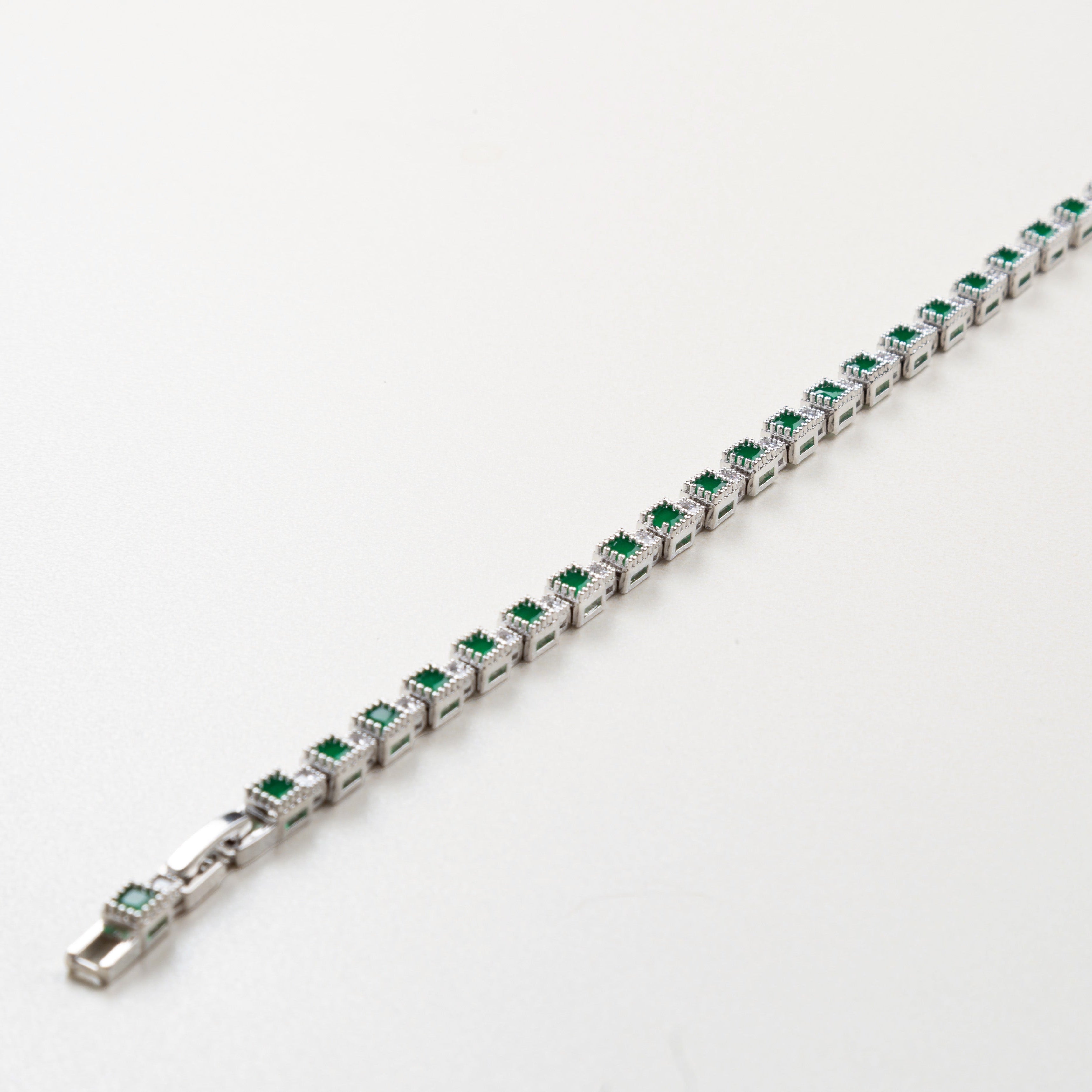 Pulsera tipo tennis con piedras verdes, Pulsera elegante con zirconias esmeralda, Pulsera de zirconia cúbica verde, Pulsera de lujo plateada, Pulsera brillante para mujer, Pulsera estilo esmeralda