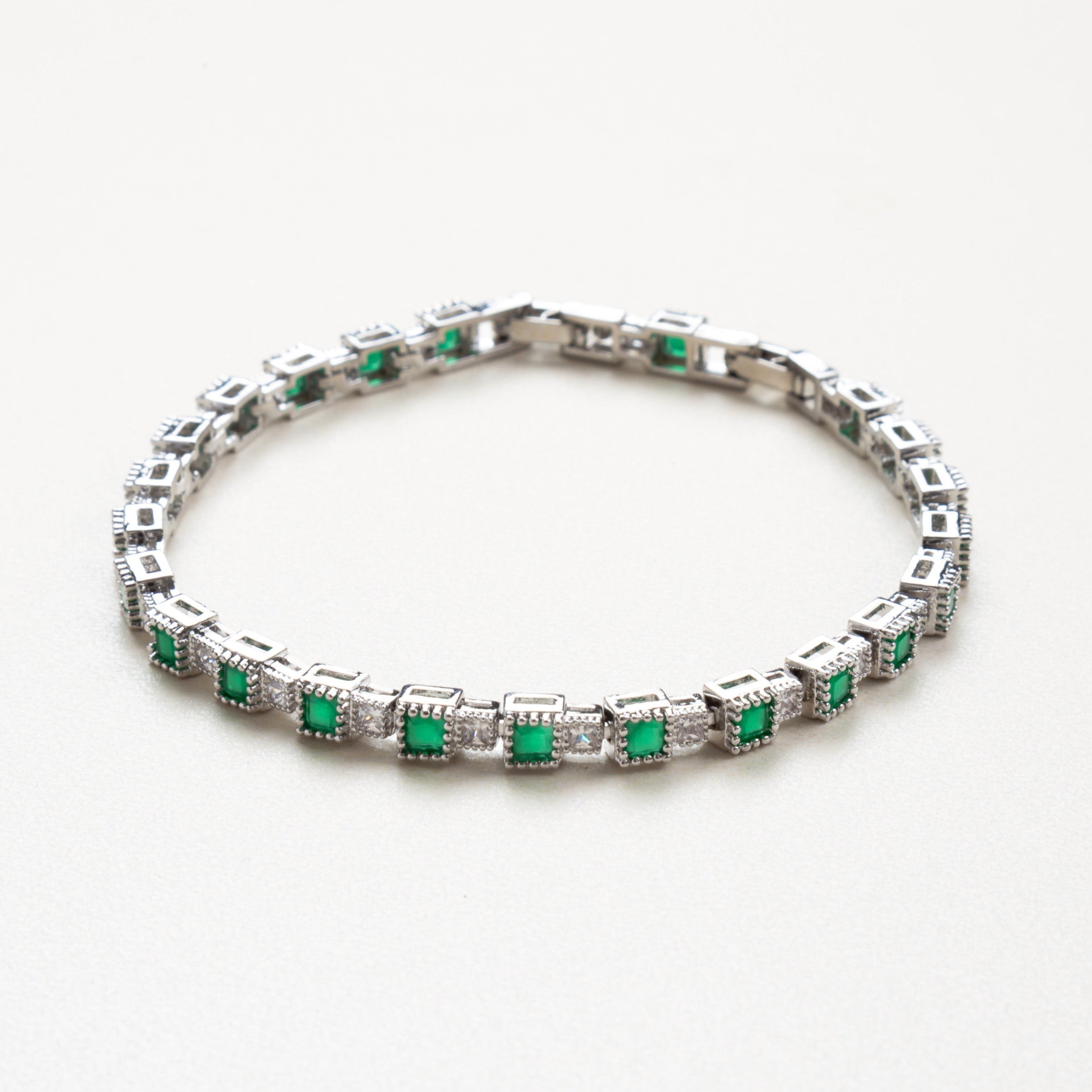 Pulsera de noche elegante, Pulsera con piedras verdes cuadradas, Accesorio glamuroso para mujer, Pulsera sofisticada verde, Pulsera tipo esmeralda elegante