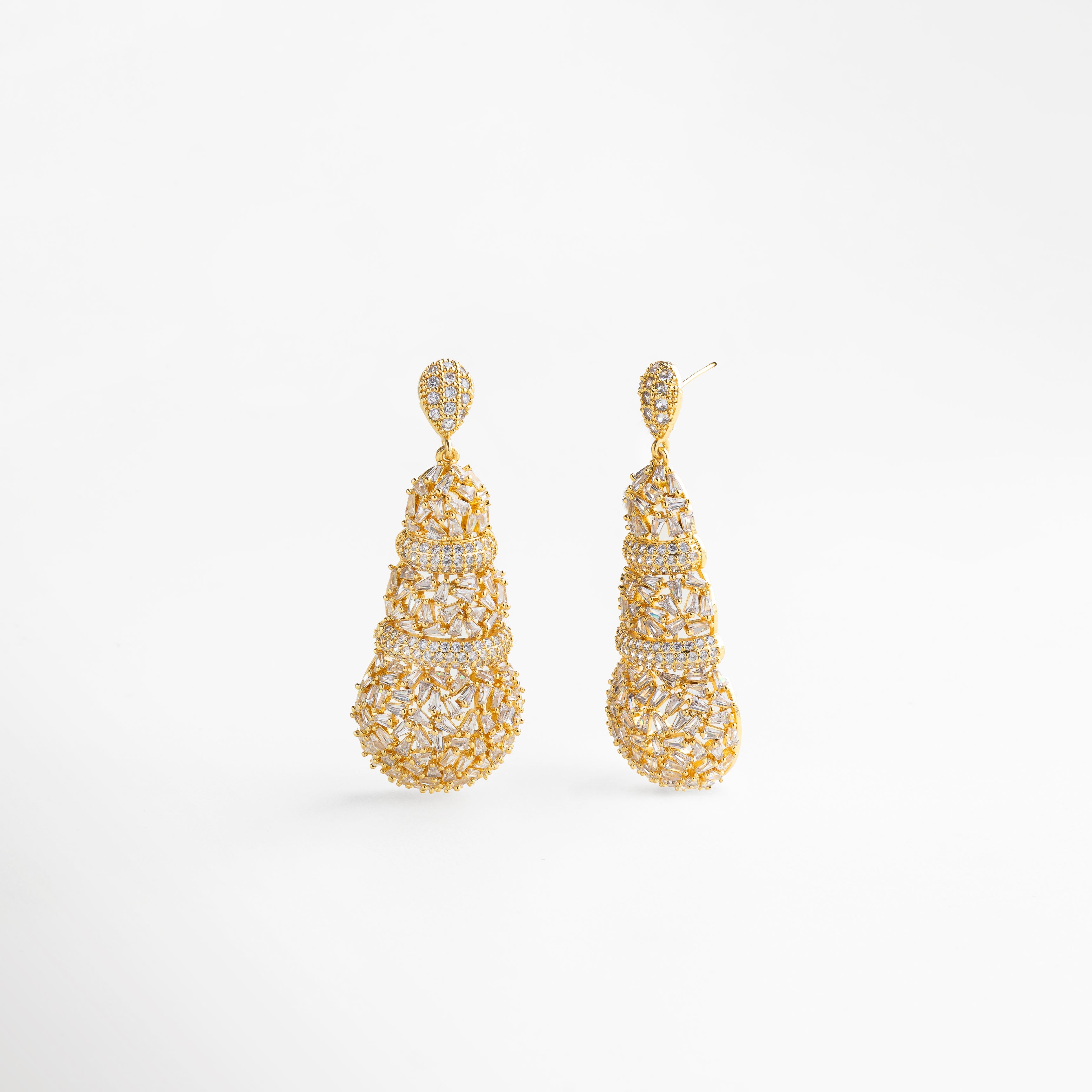 acercamiento a las zirconias, engaste preciso y simétrico, brillo intenso y uniforme, acabado dorado pulido, detalle lujoso y refinado