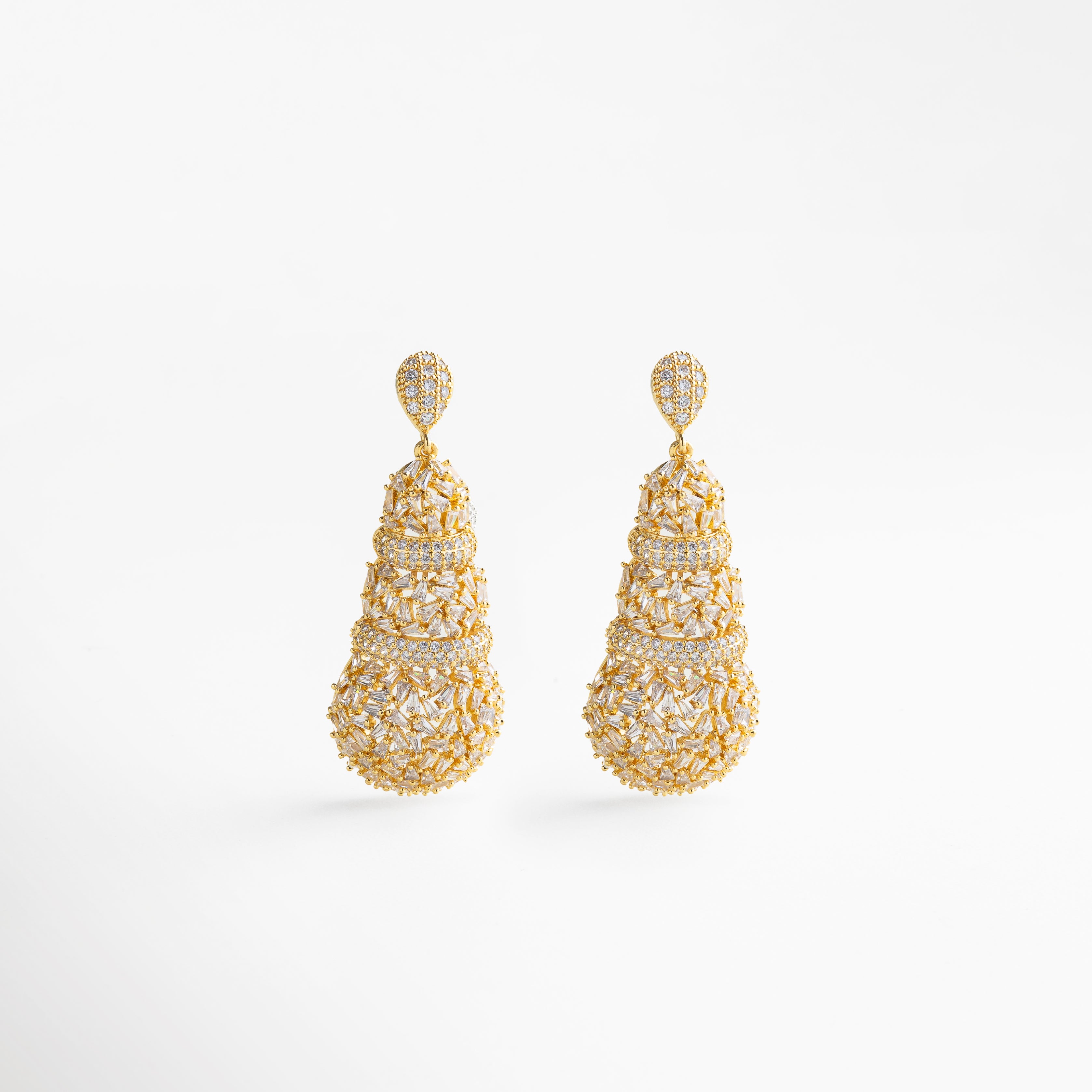 aretes dorados Honeycomb con zirconias, diseño elegante y sofisticado, joyería que aporta brillo sutil y lujo, accesorios femeninos para ocasiones especiales, estilo chic y moderno