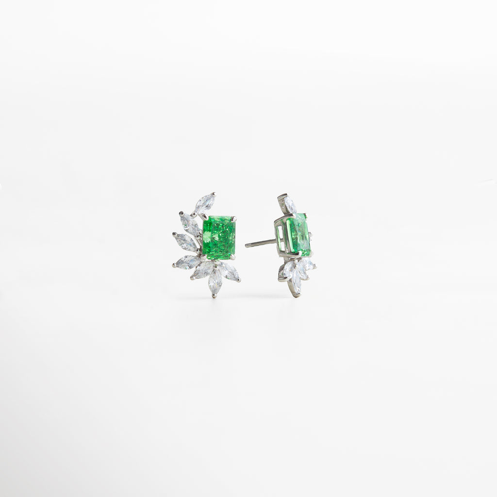 reverso de los aretes con superficie lisa, cierre seguro y cómodo, detalle discreto que mantiene la estética del diseño, joya funcional para uso prolongado, acabado refinado en plata