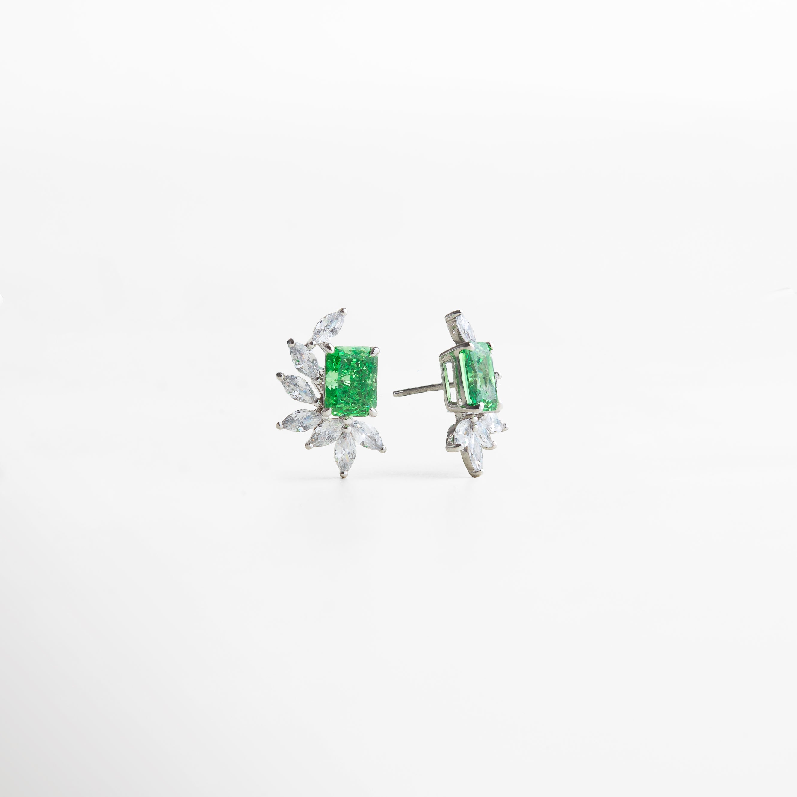 reverso de los aretes con superficie lisa, cierre seguro y cómodo, detalle discreto que mantiene la estética del diseño, joya funcional para uso prolongado, acabado refinado en plata