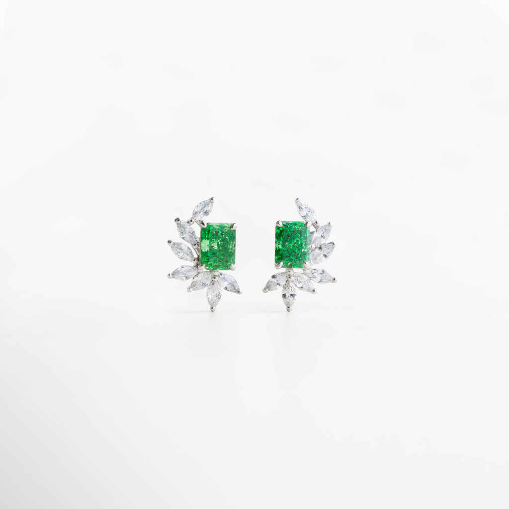 aretes plateados con diseño de hoja, delicados y sofisticados, zirconia cúbica que aporta brillo sutil, joyería elegante para uso diario o ocasiones especiales, accesorio femenino que ilumina el rostro
