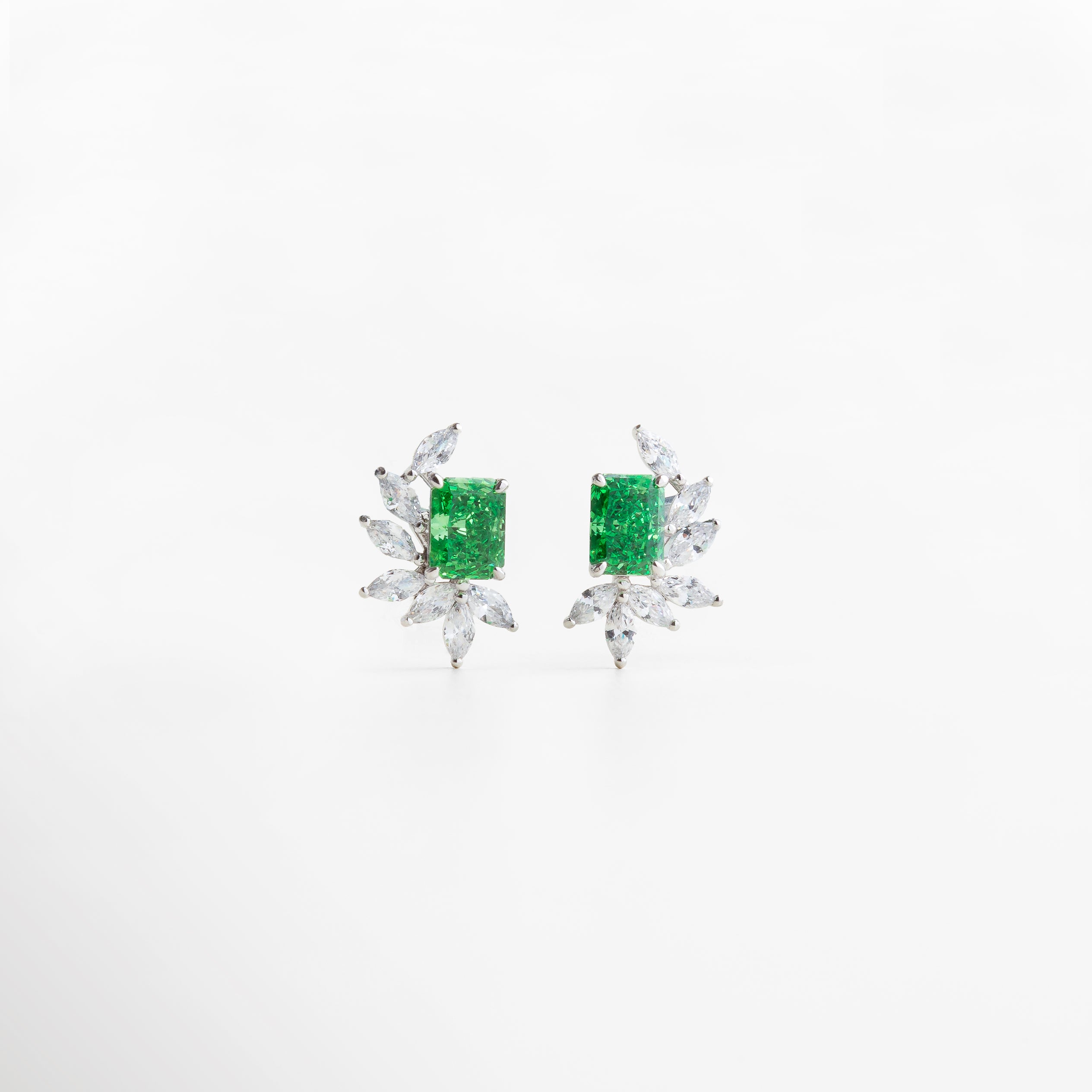 aretes plateados con diseño de hoja, delicados y sofisticados, zirconia cúbica que aporta brillo sutil, joyería elegante para uso diario o ocasiones especiales, accesorio femenino que ilumina el rostro