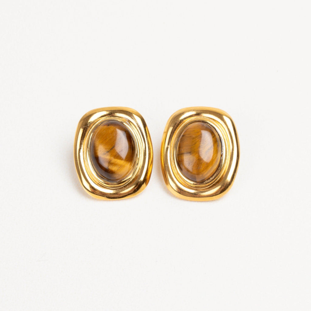Aretes cuadrados con piedra ojo de tigre usados en oreja, un toque elegante y natural en dorado o plateado