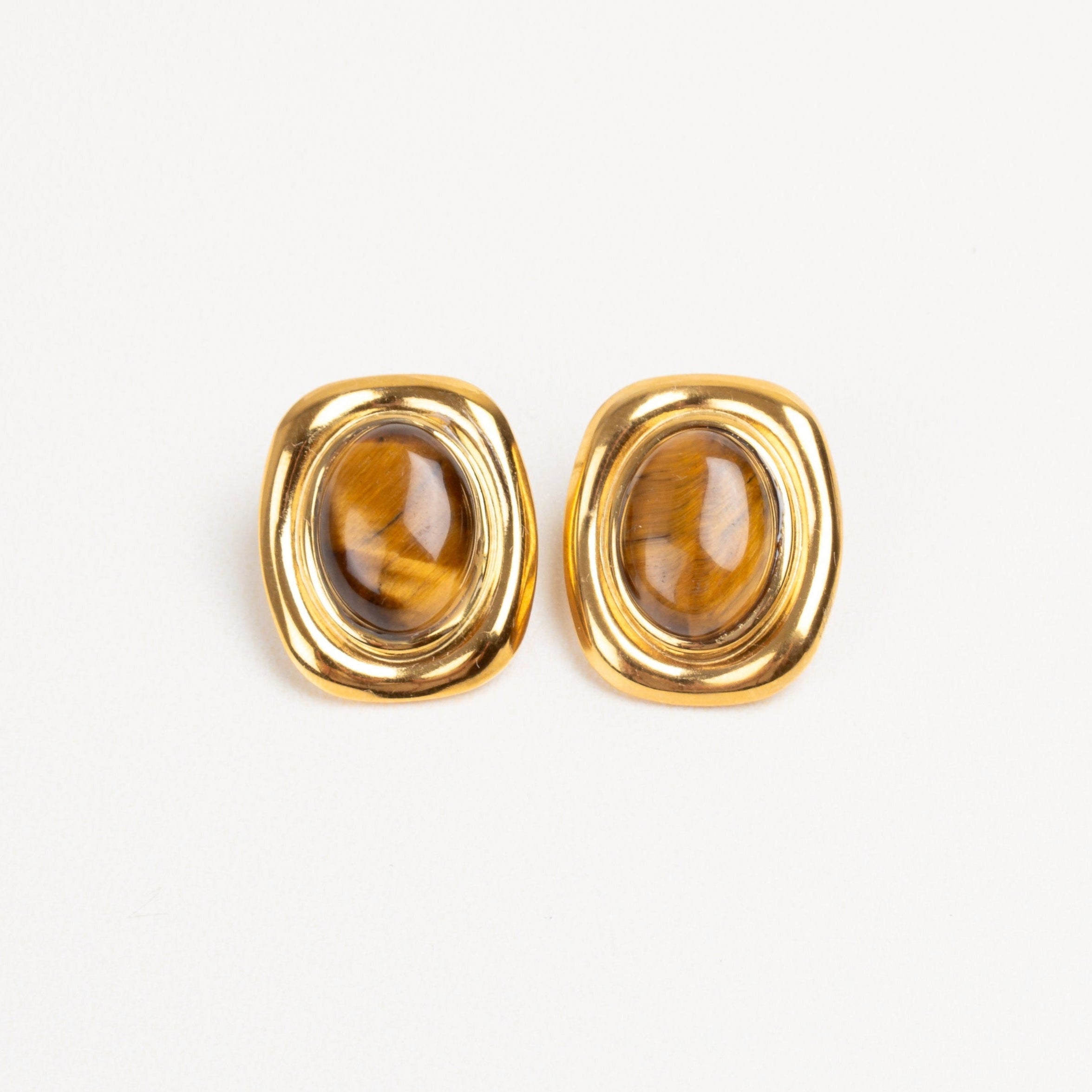 Aretes cuadrados con piedra ojo de tigre usados en oreja, un toque elegante y natural en dorado o plateado