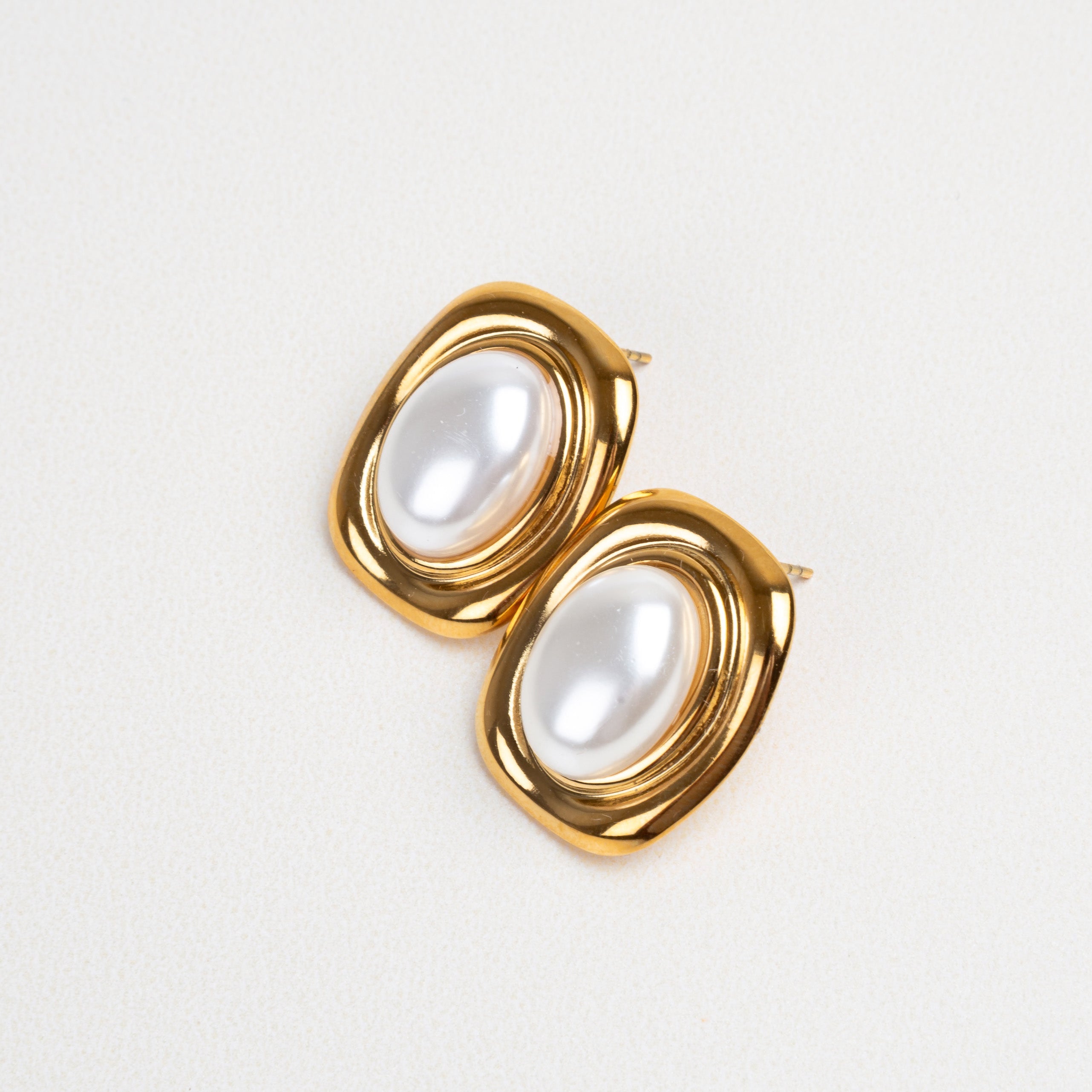 aretes con perla, trendy, aretes con poste, aretes dorados 