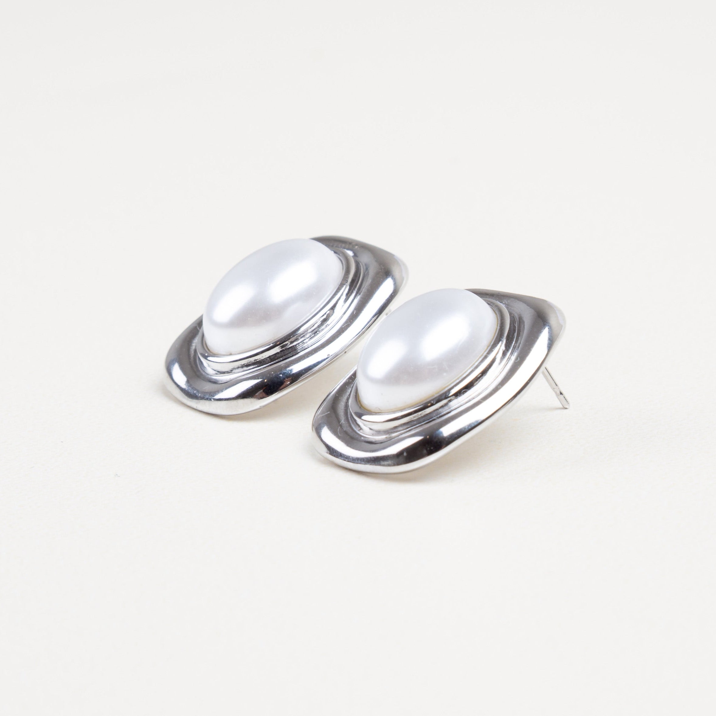 aretes con perla, aretes plateados, aretes plateados con perla 