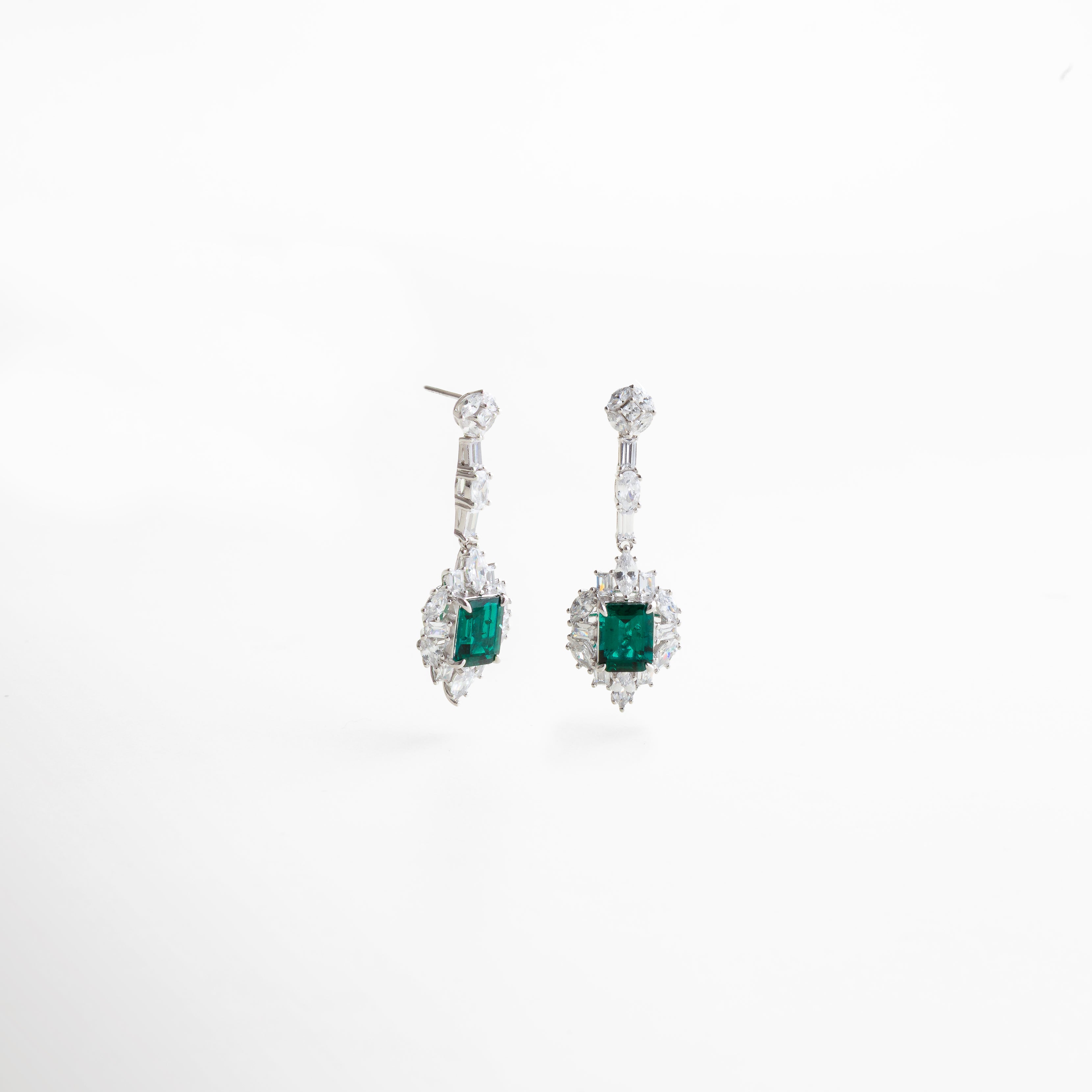 Cierre seguro y cómodo que mantiene los aretes firmes en el lóbulo, diseñado para uso diario o eventos especiales sin perder elegancia