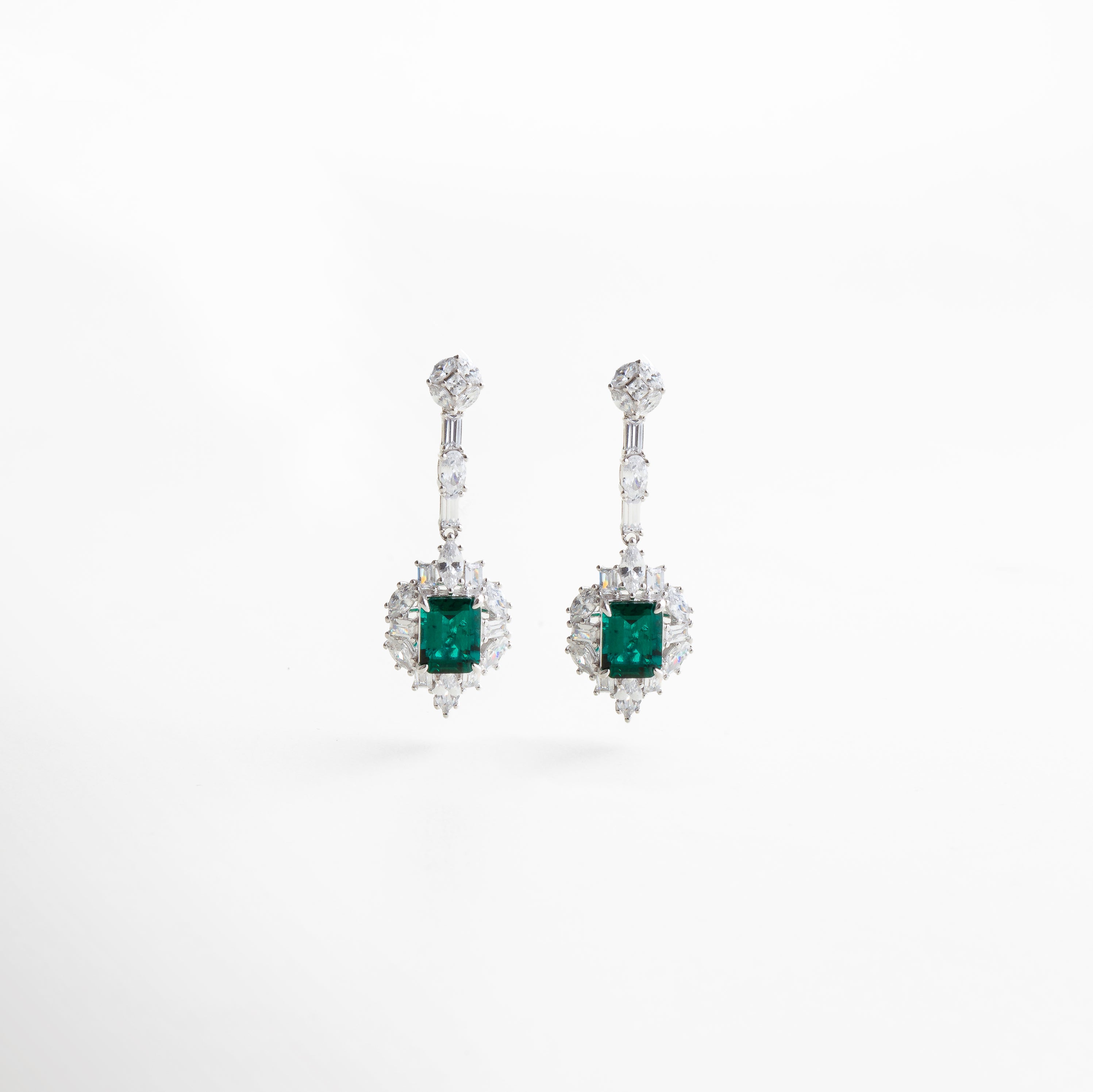 Aretes Cordelia en plata 925 con acabado pulido y piedras preciosas cultivadas en laboratorio, diseño fluido y elegante que aporta sofisticación a cualquier look