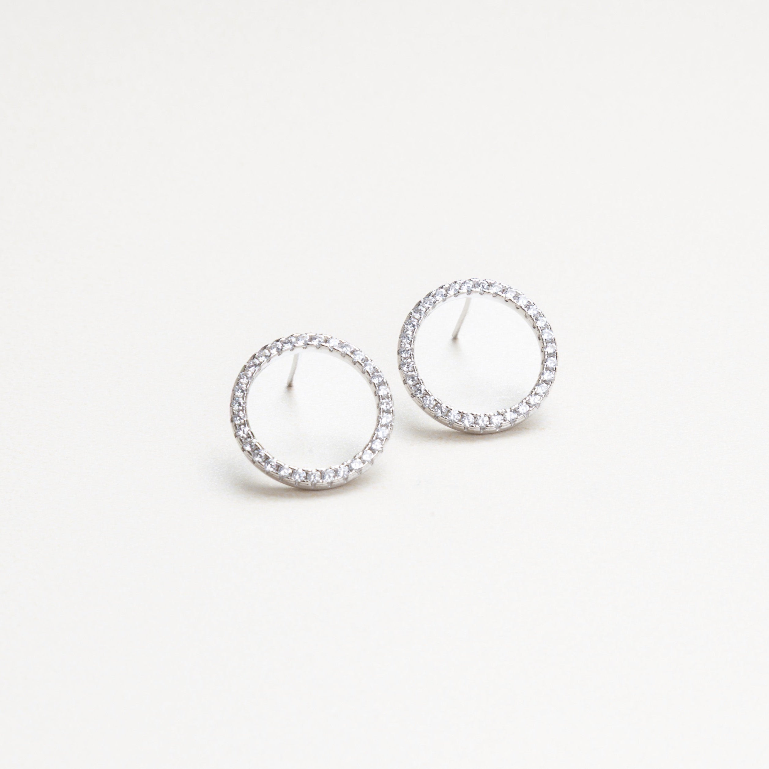 aretes circulares con incrustaciones de zirconia. material base plata925, aretes sofisticados elegantes 
