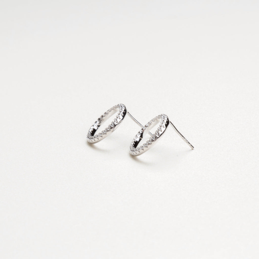 aretes con poste, aretes plateados a base de plata 925, aretes con incrustaciones, aretes atemporales, aretes para todas tus ocasiones 